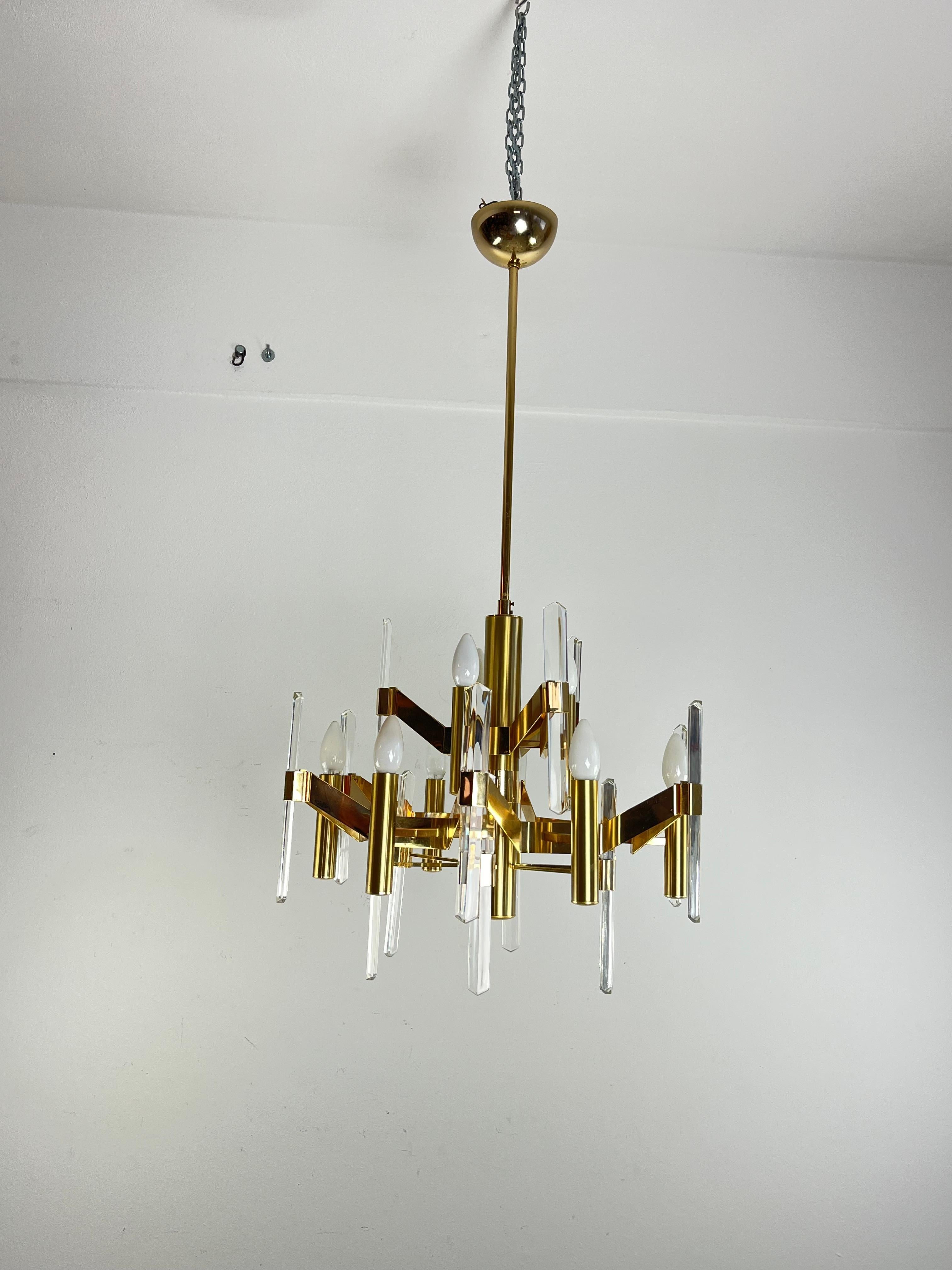 Lustre à 9 lumières de Gaetano Sciolari en laiton doré et cristal, années 1970
Intact et en bon état. Lampes E14.
J'en ai un autre de disponible.
