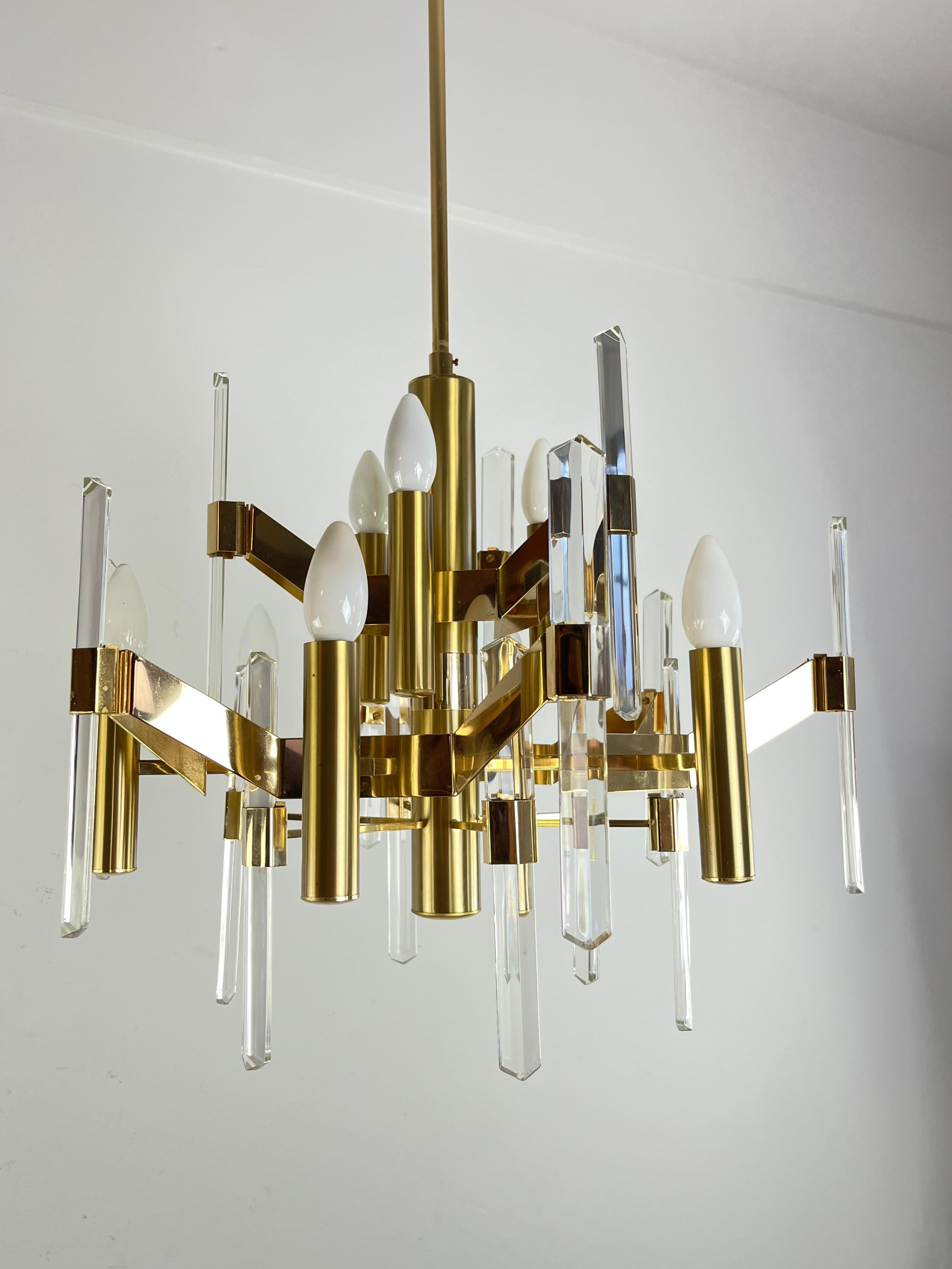 italien Lustre à 9 lumières de Gaetano Sciolari en laiton doré et cristal, 1970 en vente