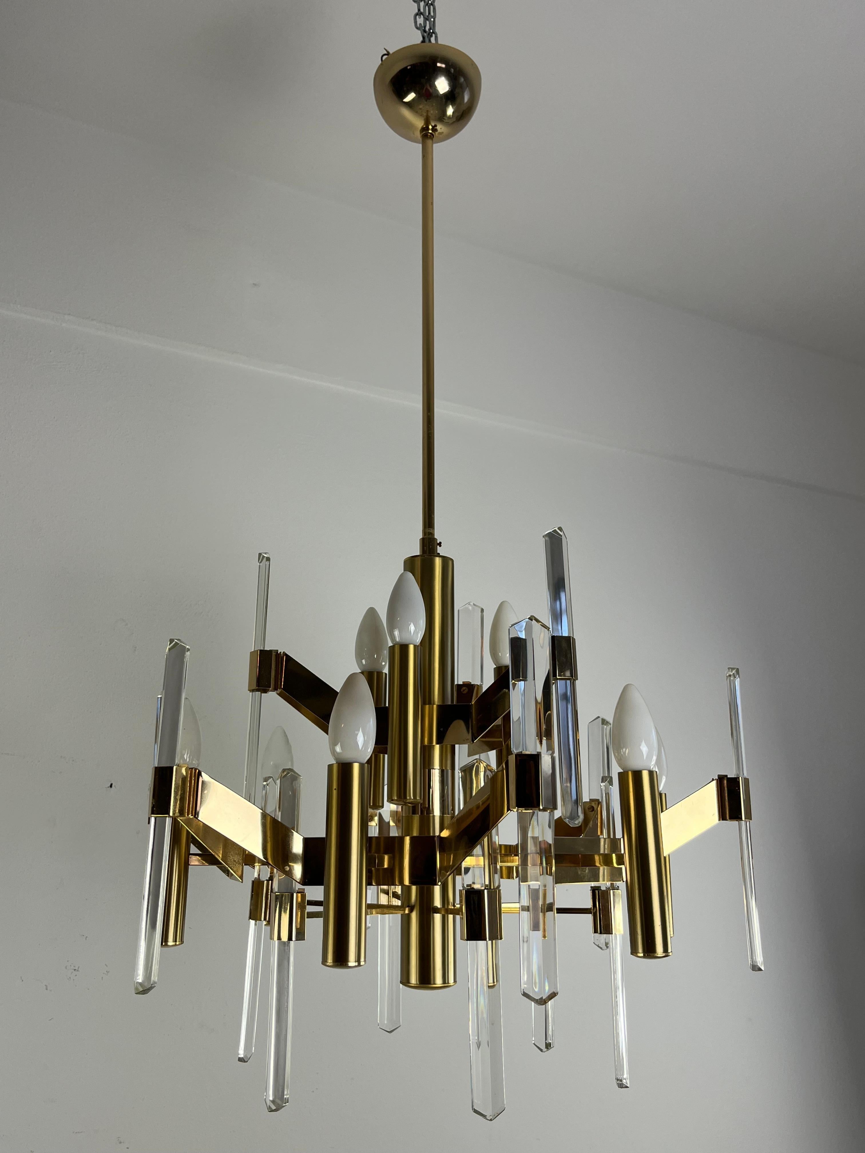 Laiton Lustre à 9 lumières de Gaetano Sciolari en laiton doré et cristal, 1970 en vente