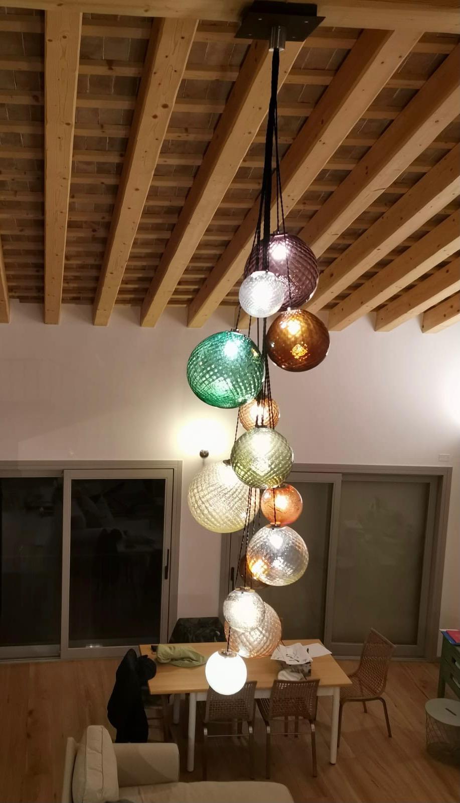 Lustre de plafond artistique, fabriqué à la main avec des sphères de verre de Murano transparentes et colorées. Contemporain, ludique et poétique sont quelques-uns des adjectifs qui peuvent être utilisés pour décrire ce lustre, fabriqué à la main