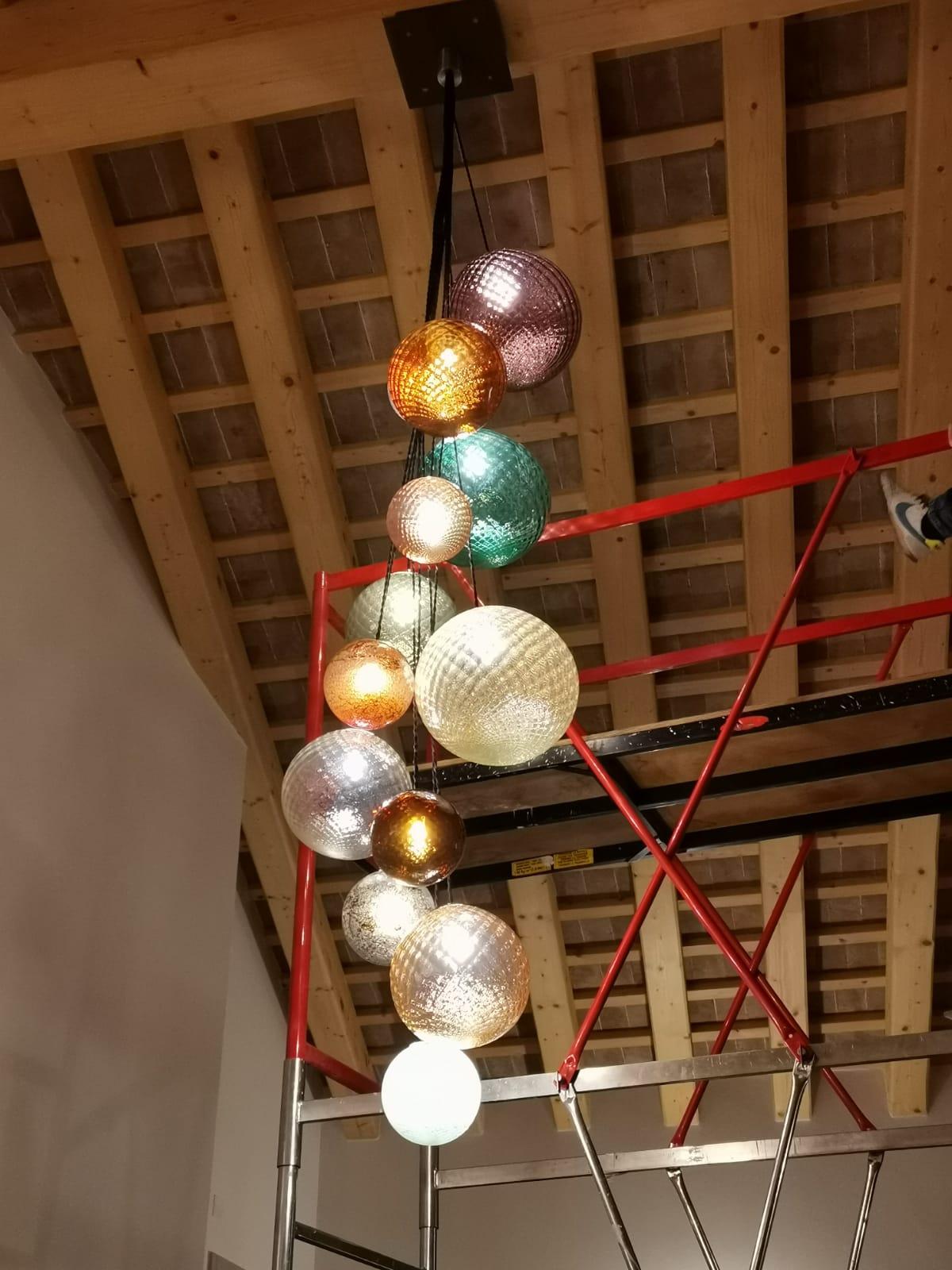 Modern 9 lights ceiling chandelier with colored transparent Murano glass spheres For Sale