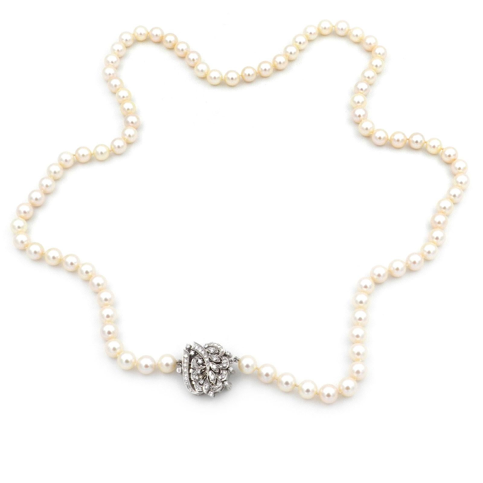 Round Cut Cultured Pearl Necklace with 2 Carat Diamond Set 14 Karat White Gold Clasp For Sale