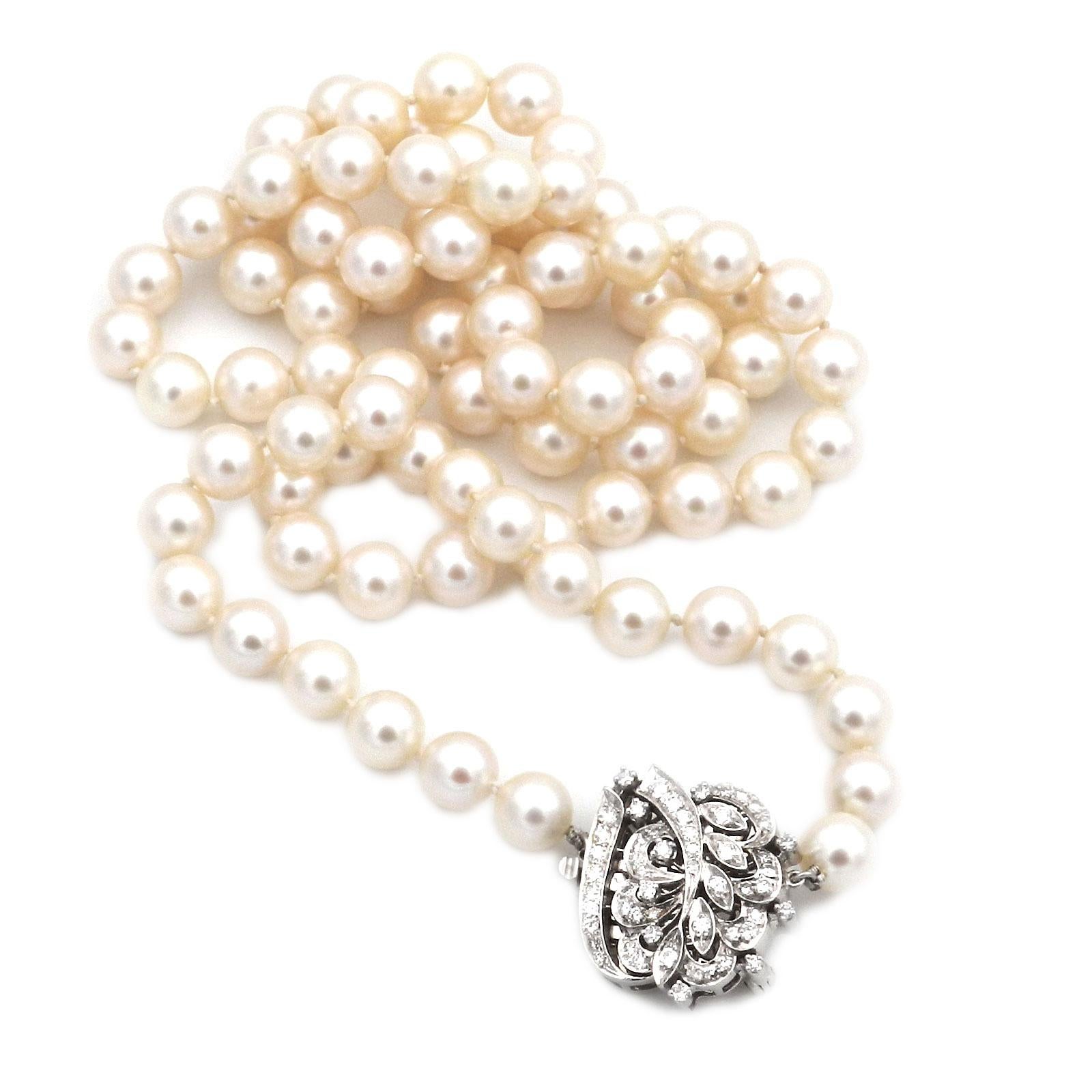 Cultured Pearl Necklace with 2 Carat Diamond Set 14 Karat White Gold Clasp In Good Condition For Sale In Goettingen, DE