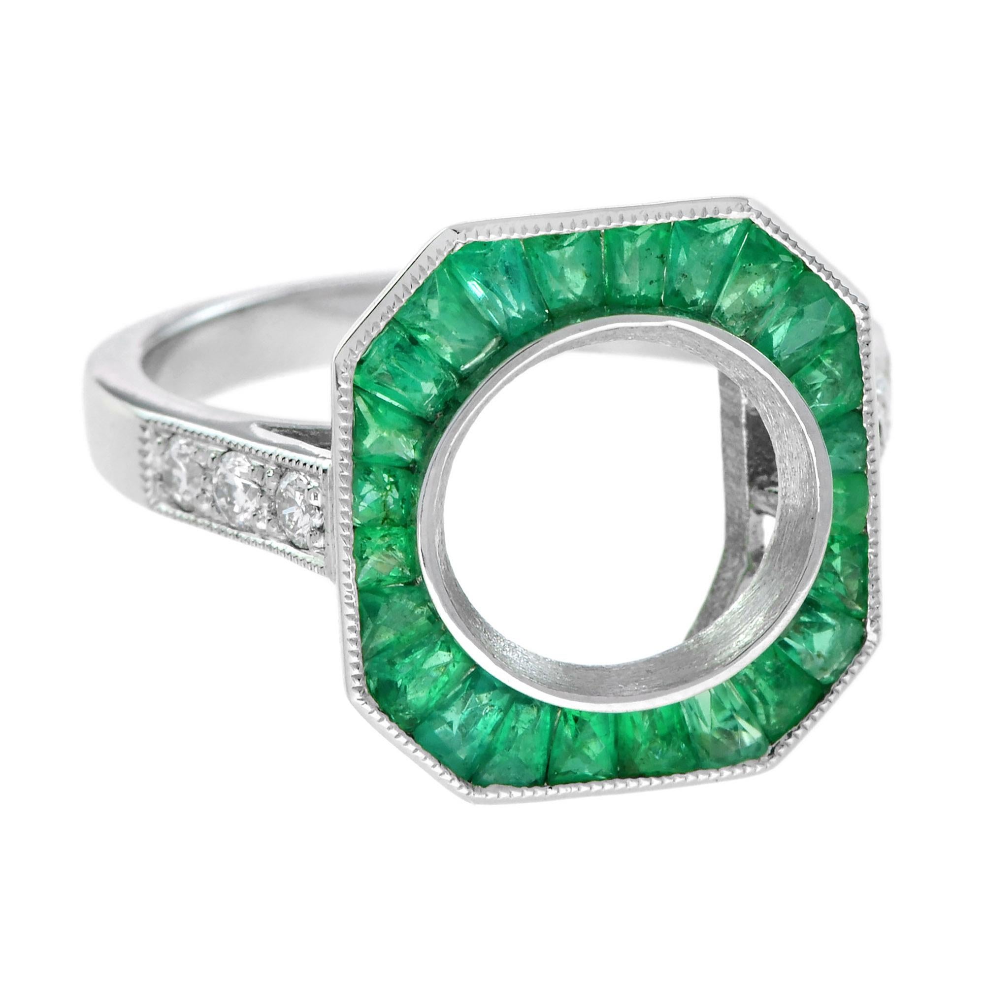 Der Semi-Mount-Ring besitzt eine Fassung, die von leuchtenden Smaragden im französischen Schliff umrahmt wird. Die mit Diamanten verzierten Schultern verleihen ihm zusätzlichen Glanz. Das Design erlaubt es Ihnen, den perfekten Edelstein mit einer