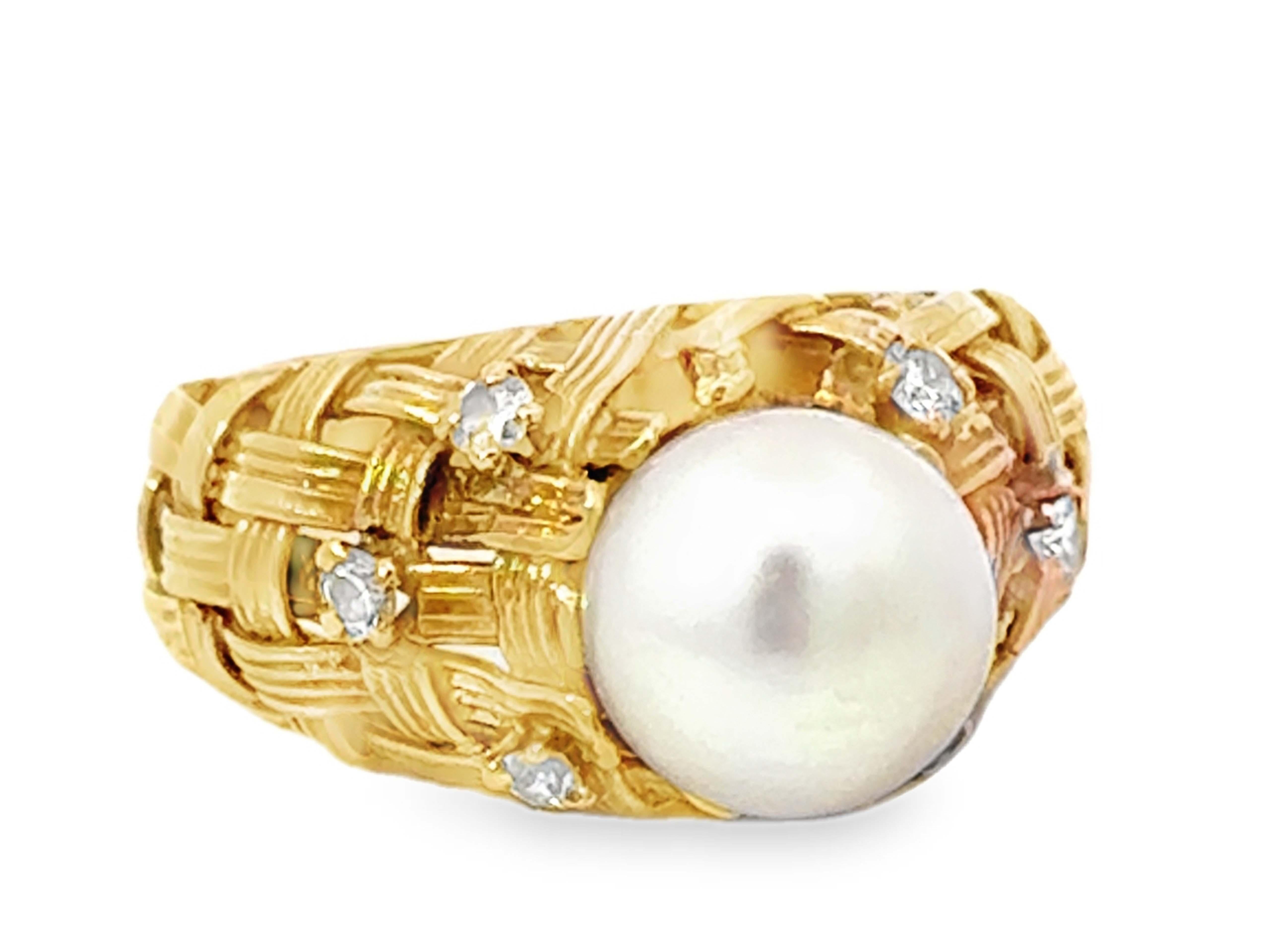 9 Mm White Akoya Pearl and Diamond Quilt Band Ring 18k Yellow Gold In Excellent Condition For Sale In Honolulu, HI