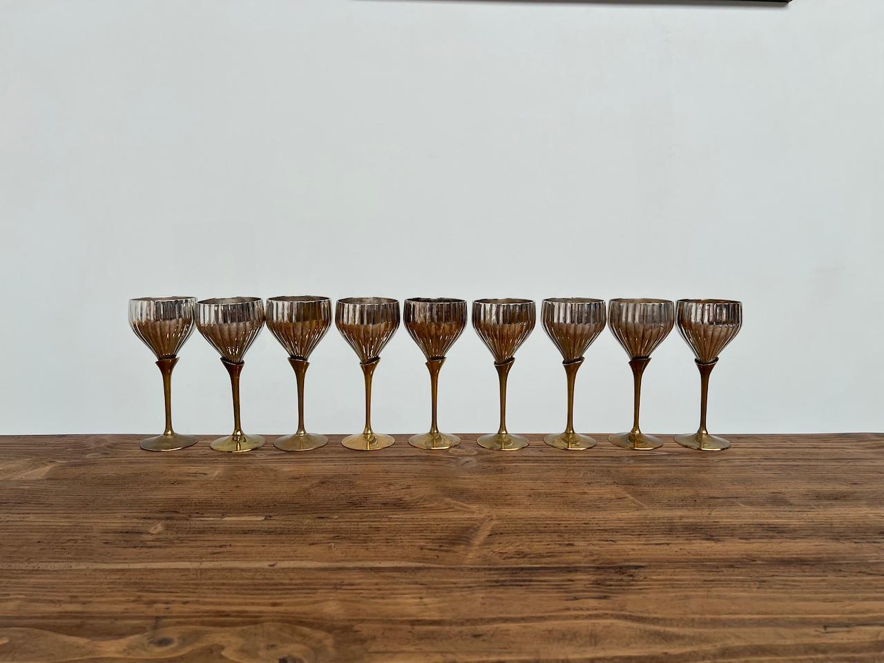 Serie von 9 Gläsern aus den 1950er Jahren in Silbermetall und Messing

Diese Gläser aus den 50er Jahren haben eine sehr schöne Originalpatina und können als Dekoration oder zum Trinken verwendet werden!

Äußerst dekorativ auf einem Tisch. Ein