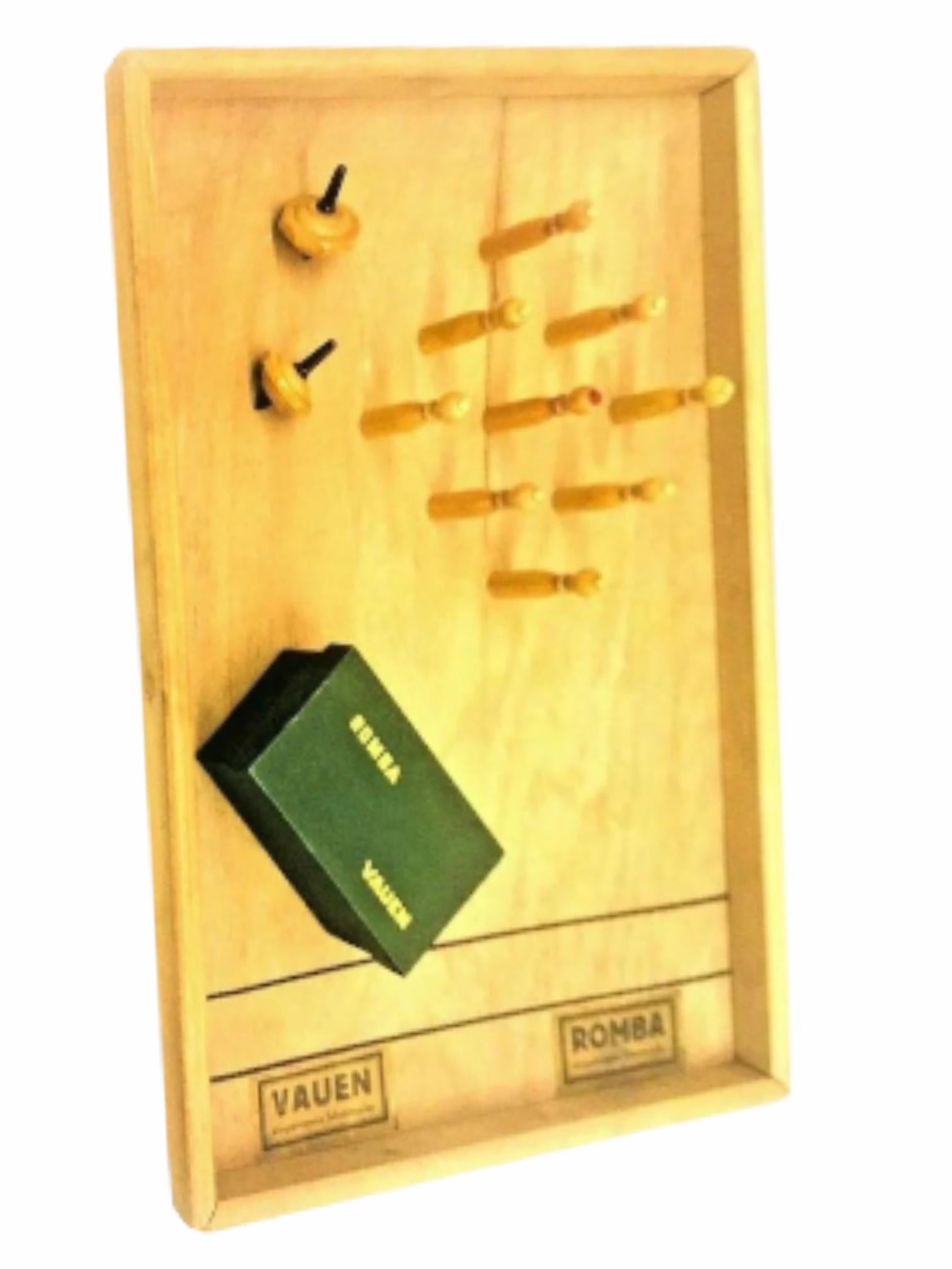Un beau plateau de jeu de table, fabriqué en bois par Vauen, Allemagne. Tout état d'origine. Prêt à l'emploi et amusant à jouer. En bois, quilles dans leur boîte en carton d'origine. La boîte mesure environ 1 5/8