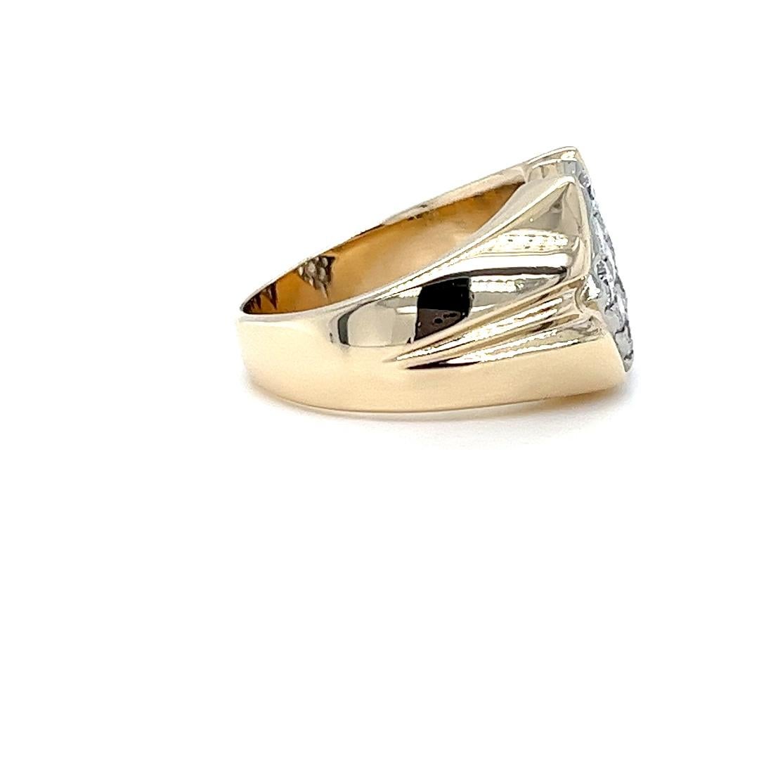 Bague pour homme en or jaune 14 carats sertie de 9 diamants ronds de taille brillant de pureté SI et de couleur H totalisant environ 1,00 carat. 

Design/One au dos. Taille des doigts 8.5. 
Le poids fini est de 11,1 grammes.

Découvrez l'élégance
