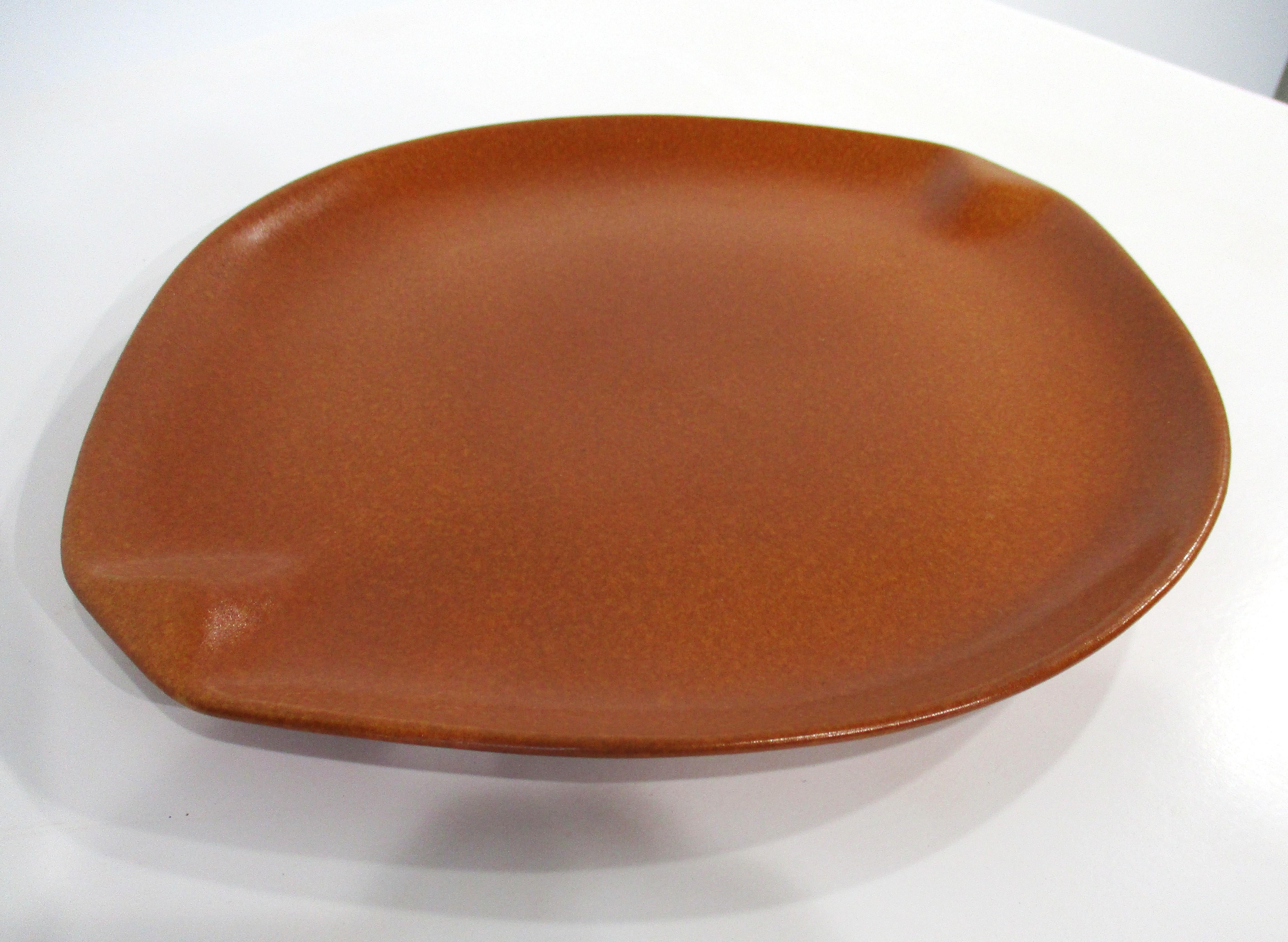 Mid-Century Modern 9 grandes assiettes plates en poterie Raymor / Roseville par Ben Seibel n° 152 en vente