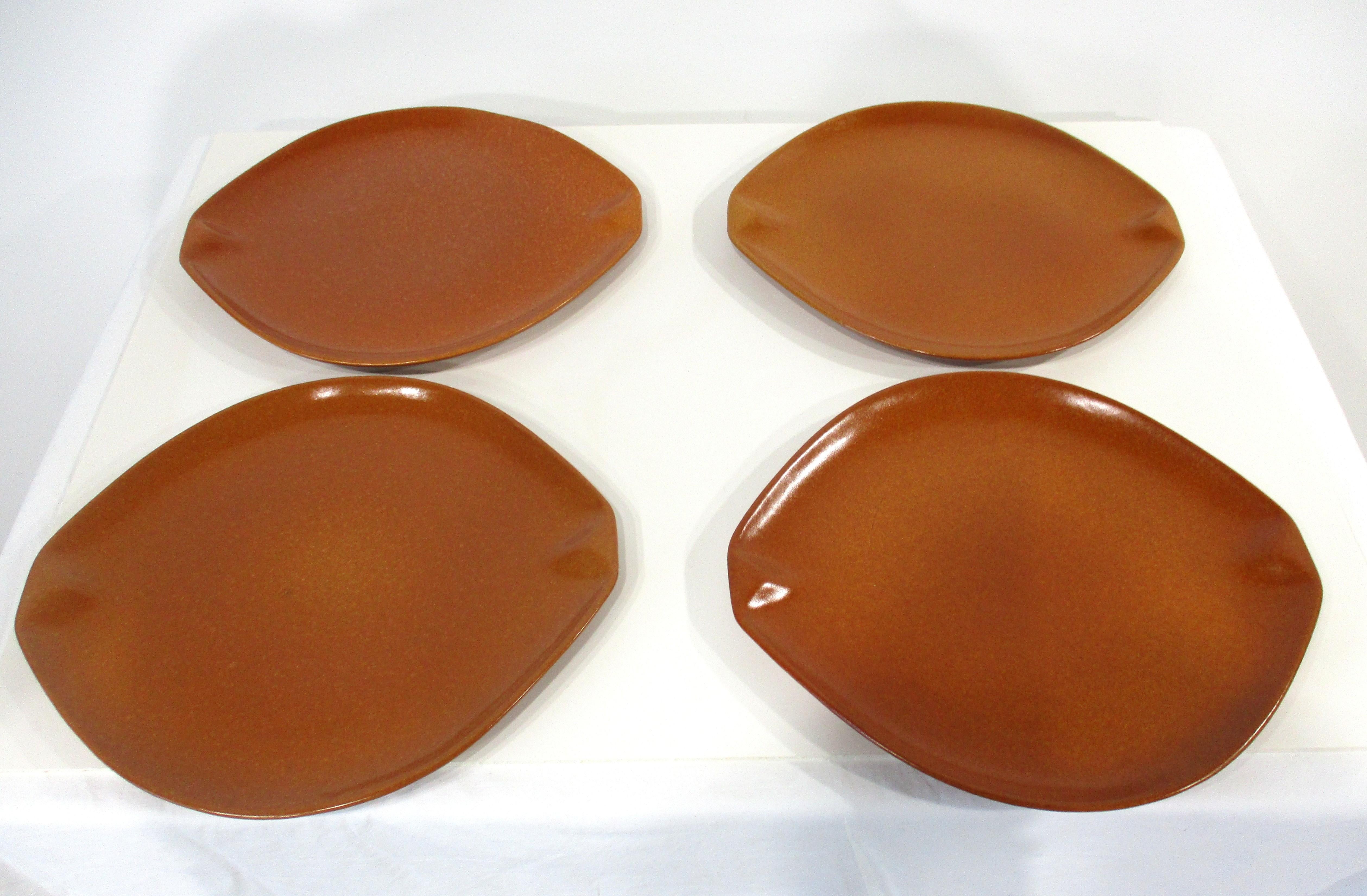 20ième siècle 9 grandes assiettes plates en poterie Raymor / Roseville par Ben Seibel n° 152 en vente