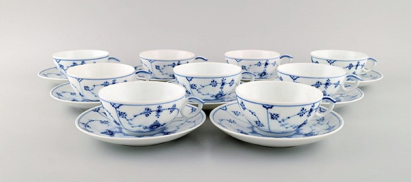 9 Royal Copenhagen Blue Fluted Plain teacups with saucers. Model number 1/76.
1920s/1930s
The cup measures: 9.5 x 4.5 cm.
Saucer diameter: 14.7 cm.
In excellent condition.
Stamped.
1st factory quality.