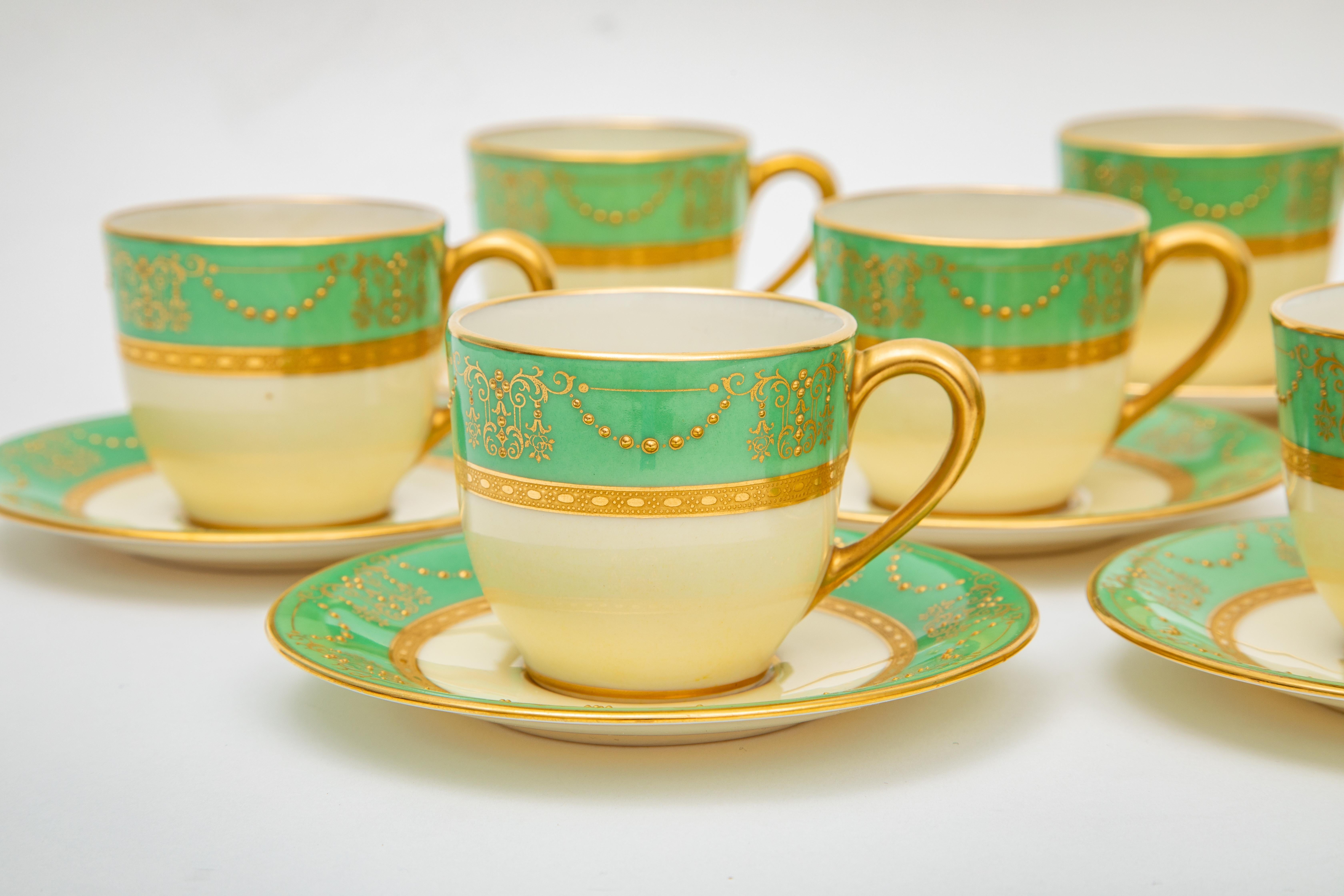 9 Juegos de Taza y Plato Expresso o Demi Tasse. Antiguo encargo Circa 1920 Hecho a mano en venta