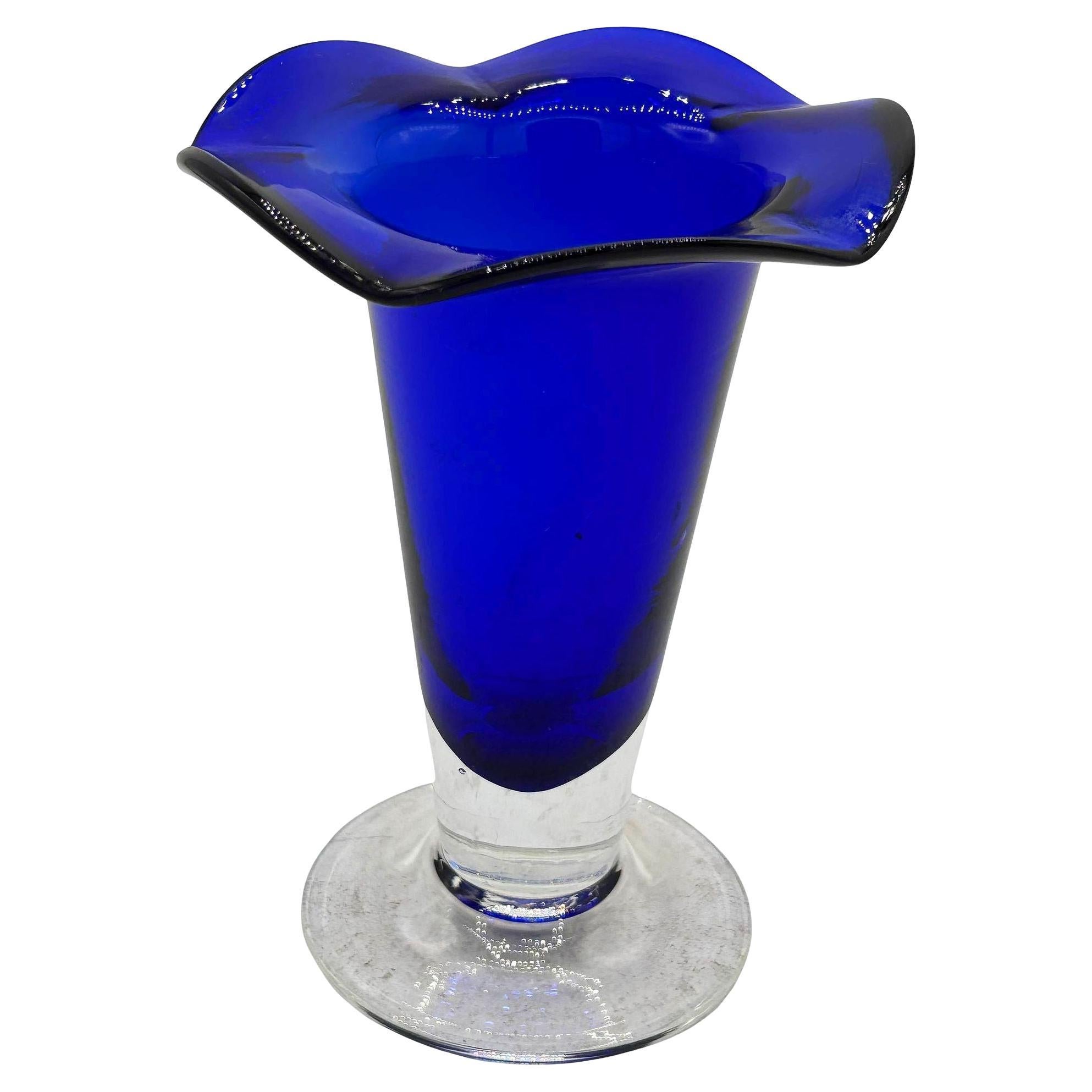 Vaso alto 9" in vetro artistico blu cobalto scuro soffiato a mano con bordo increspato in vendita