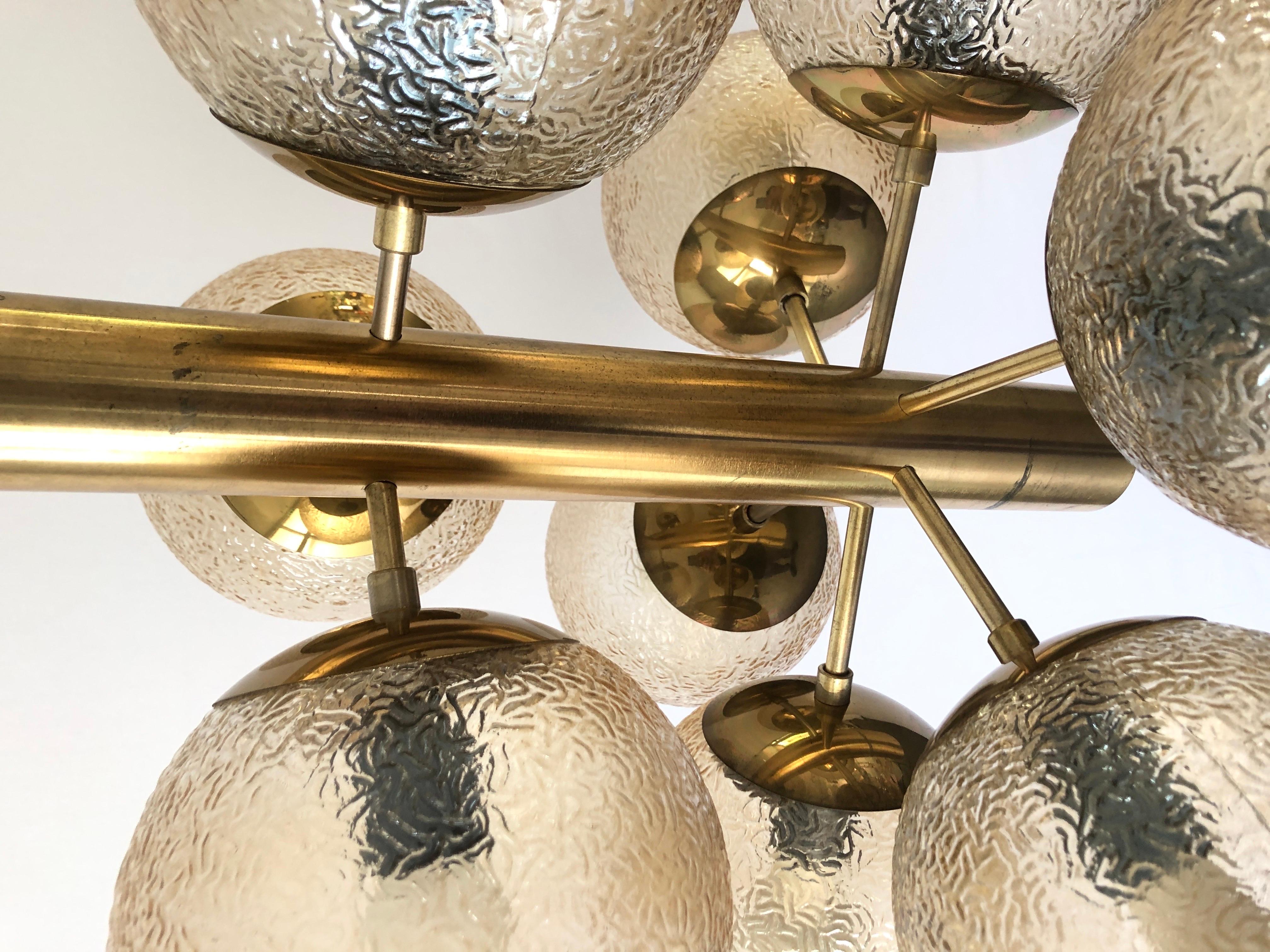 9 Textured Smoked Glass and Brass Chandelier by VEB LEUCHTEN, 1970s, Germany In Good Condition For Sale In Hagenbach, DE