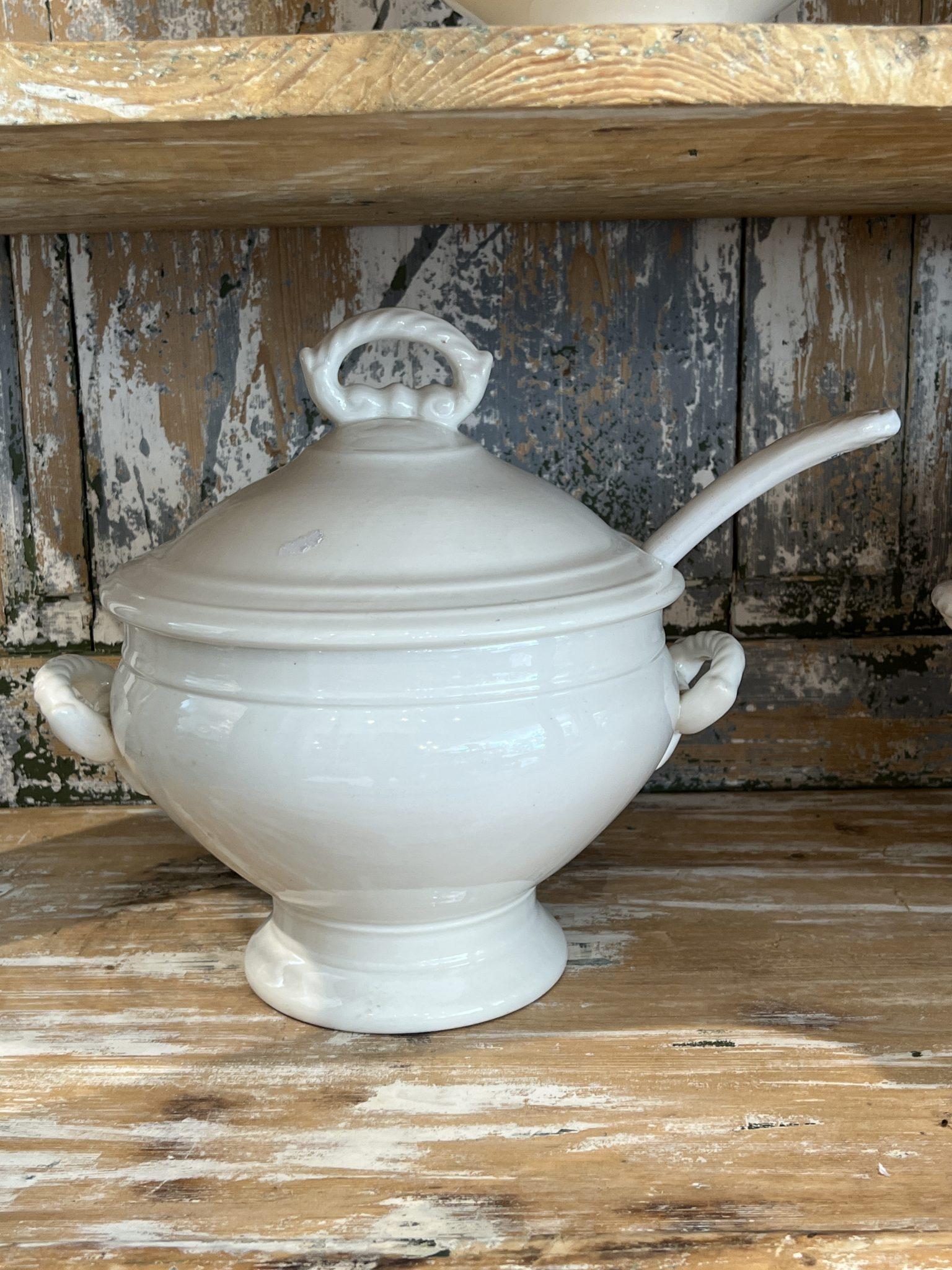 Eleva la tua esperienza culinaria con questo raffinato set di 9 zuppiere in pietra di ferro con coperchi e cucchiai. Combinando un'eleganza senza tempo con una pratica funzionalità, queste zuppiere sono perfette per servire zuppe, stufati e altri