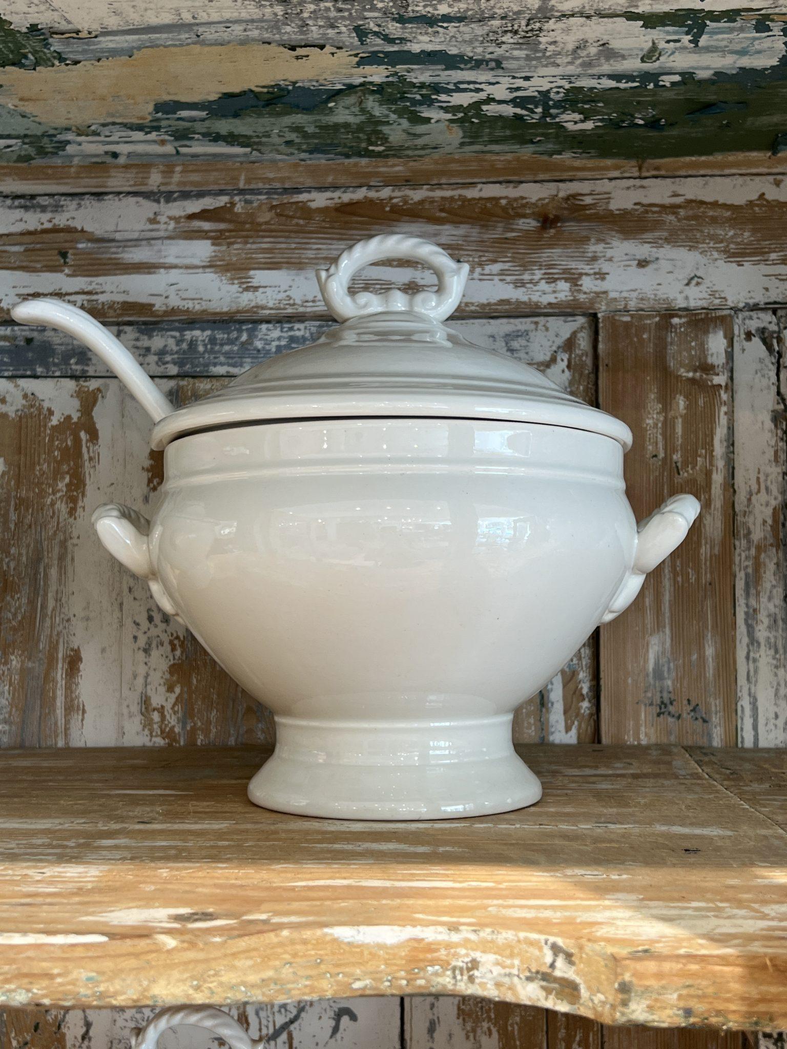 Ironstone 9 zuppiere con coperchi e cucchiai in vendita