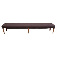 Banc long tapissé avec tête à clous et pieds cannelés
