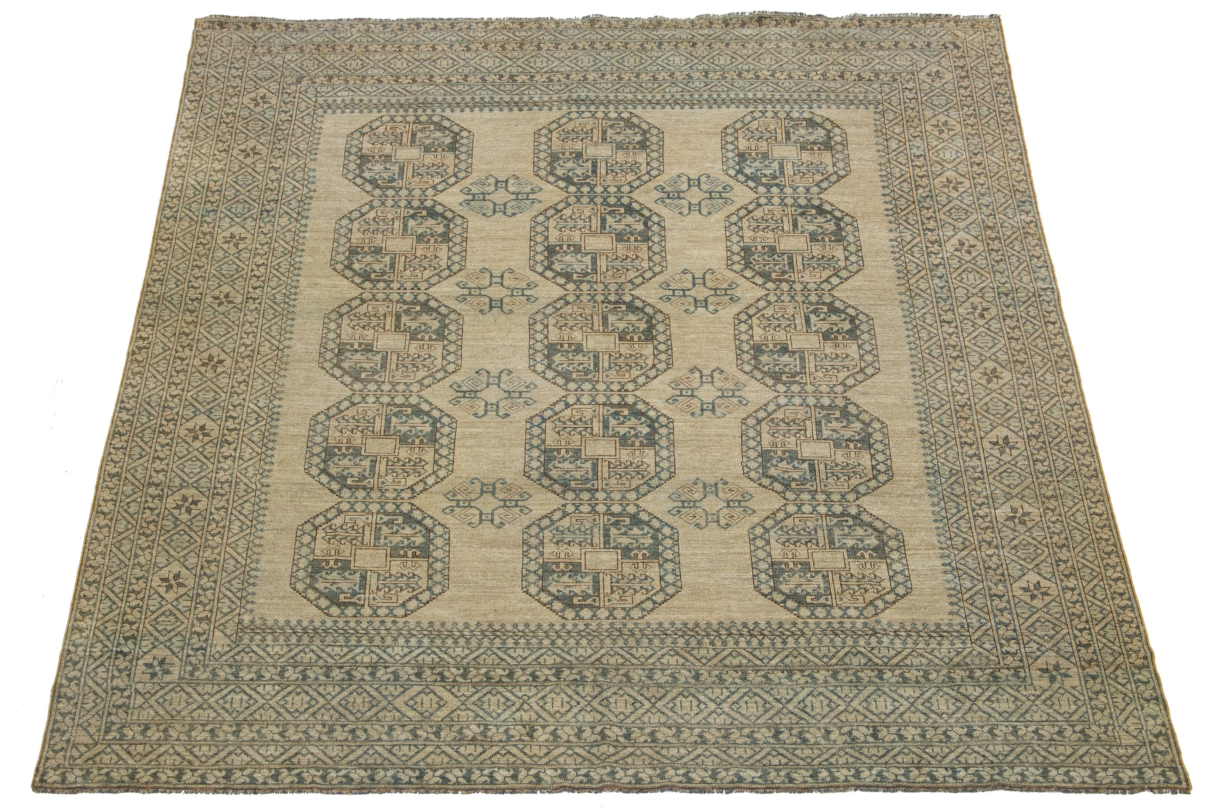 Antiker turkmenischer handgeknüpfter Wollteppich mit einem zeitlosen beigen Farbfeld. Dieses persische Meisterwerk zeigt ein atemberaubendes Gul-Muster, das in satten Braun- und leuchtenden Blautönen aufwändig gewebt ist.

Dieser Teppich misst 9'2