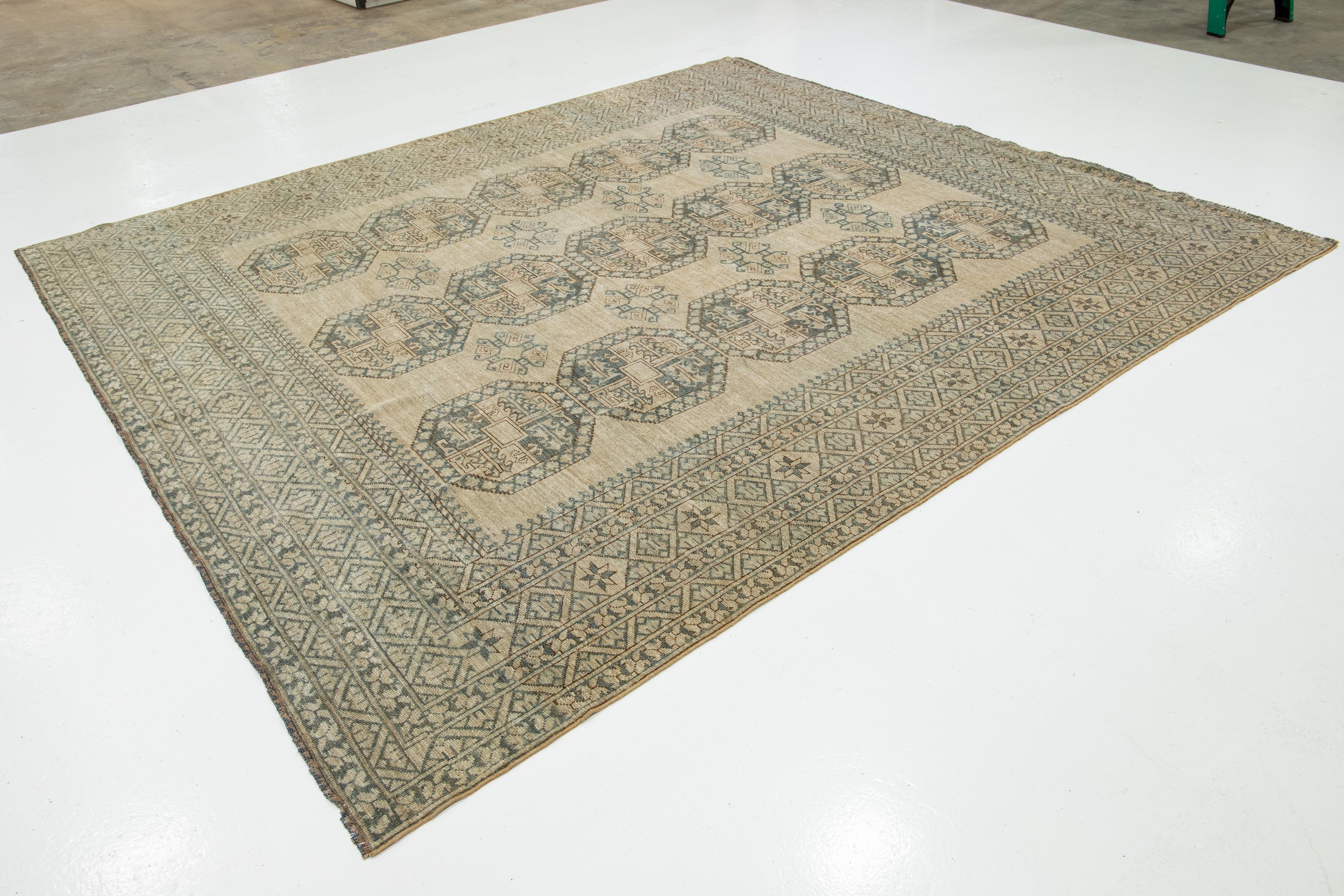 9 x 10 Beige Antiker handgefertigter Turkmen-Wollteppich mit geometrischem Muster (Islamisch) im Angebot