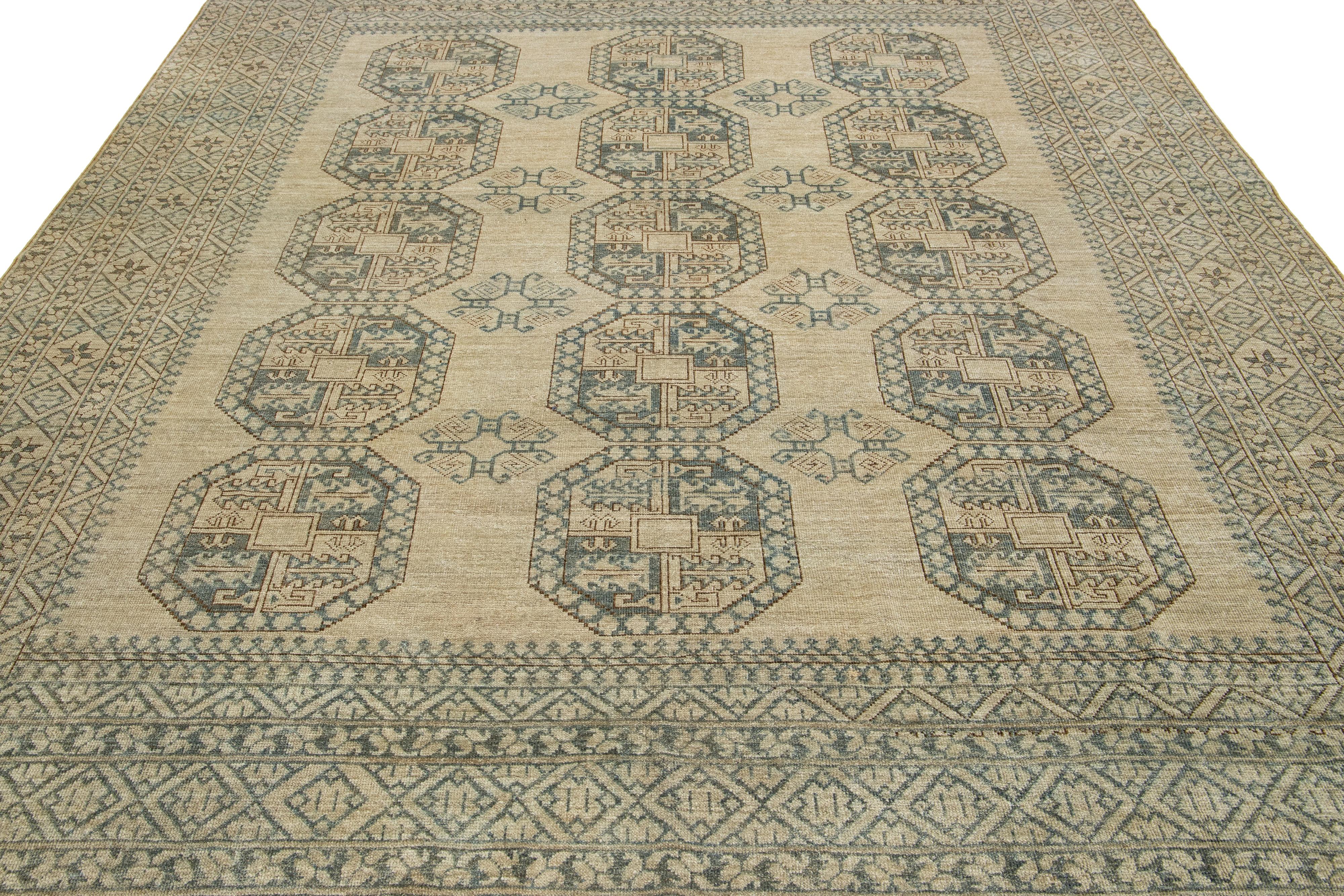 9 x 10 Beige Antiker handgefertigter Turkmen-Wollteppich mit geometrischem Muster im Angebot 1