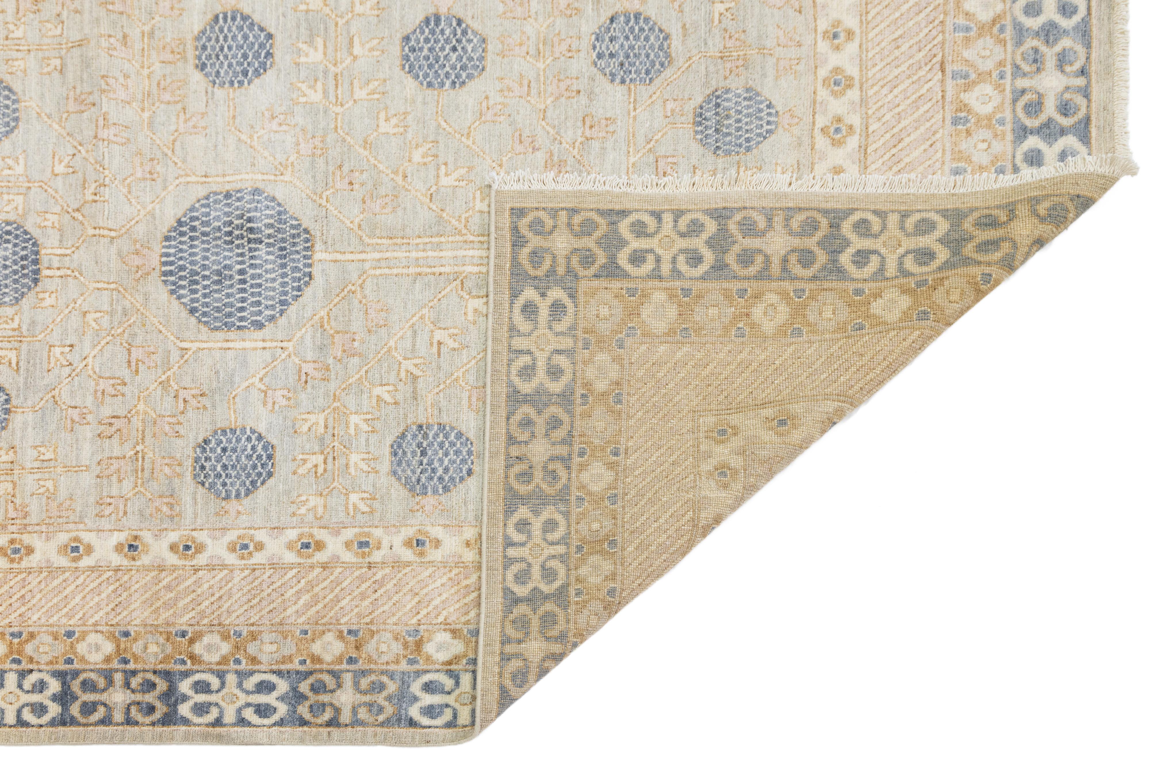 9 x 12 Zeitgenössische entworfen Khotan Stil Wolle Teppich Handmade In Light Mist Grau (Pakistanisch) im Angebot