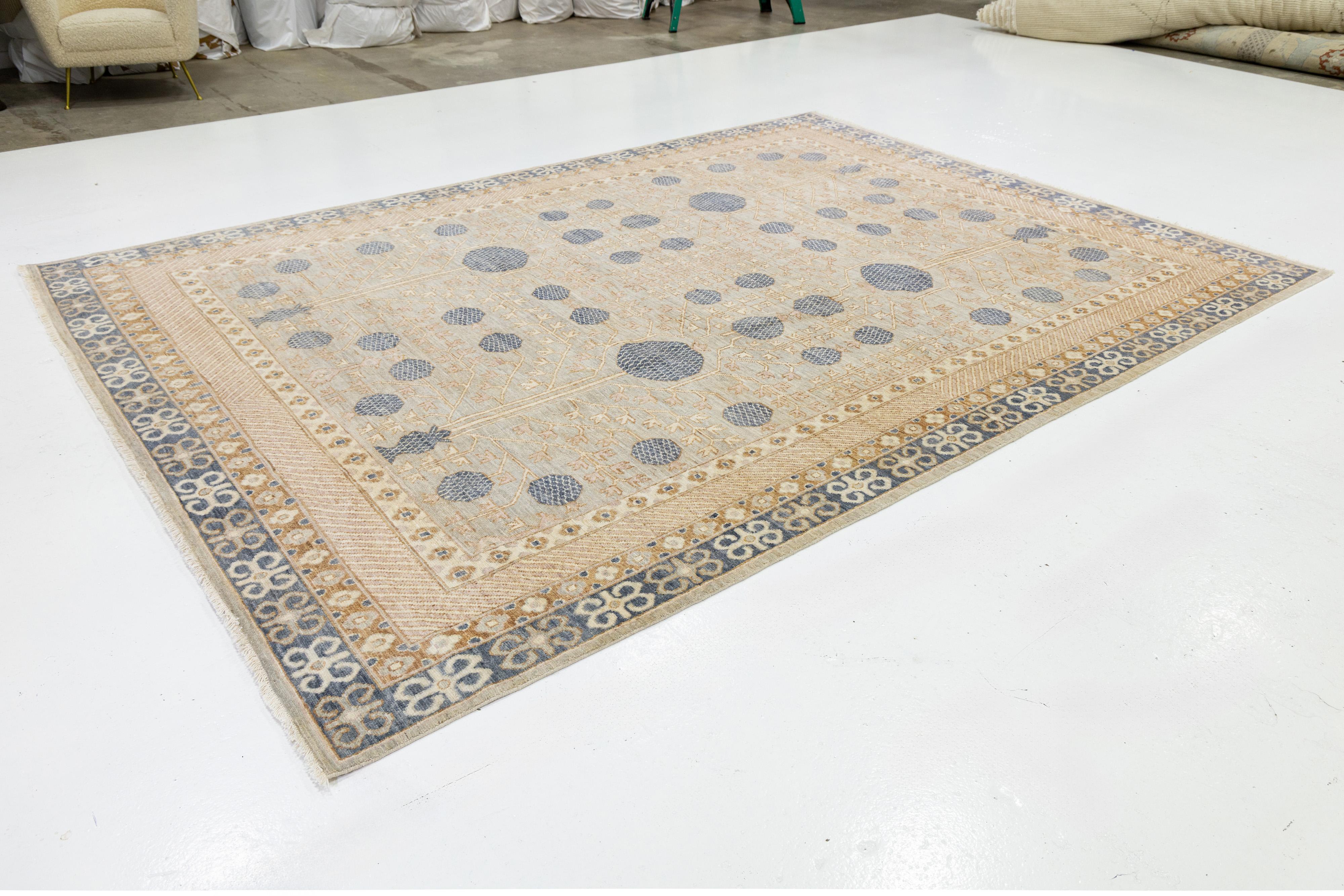 9 x 12 Zeitgenössische entworfen Khotan Stil Wolle Teppich Handmade In Light Mist Grau (Handgeknüpft) im Angebot