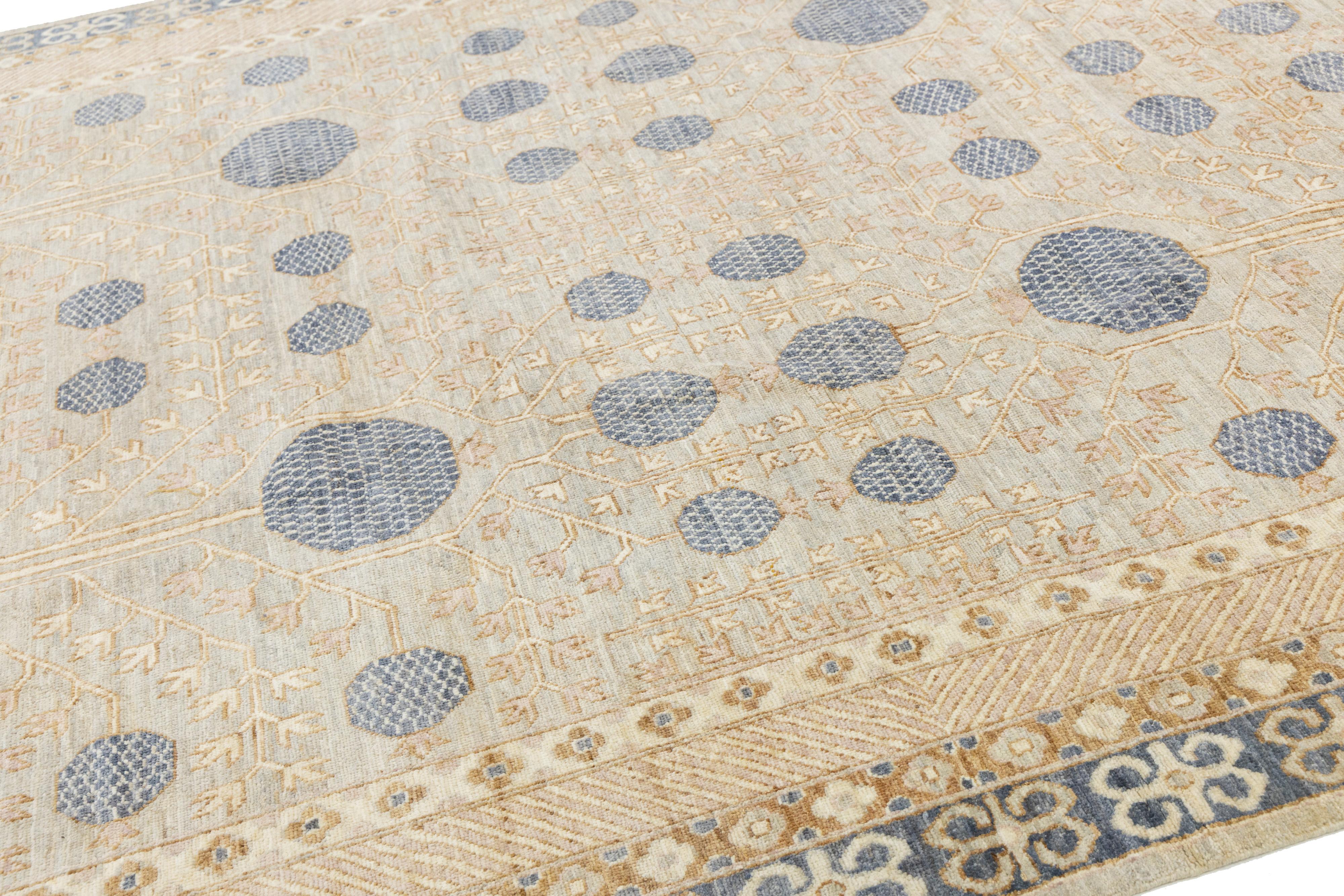 9 x 12 Zeitgenössische entworfen Khotan Stil Wolle Teppich Handmade In Light Mist Grau im Zustand „Neu“ im Angebot in Norwalk, CT