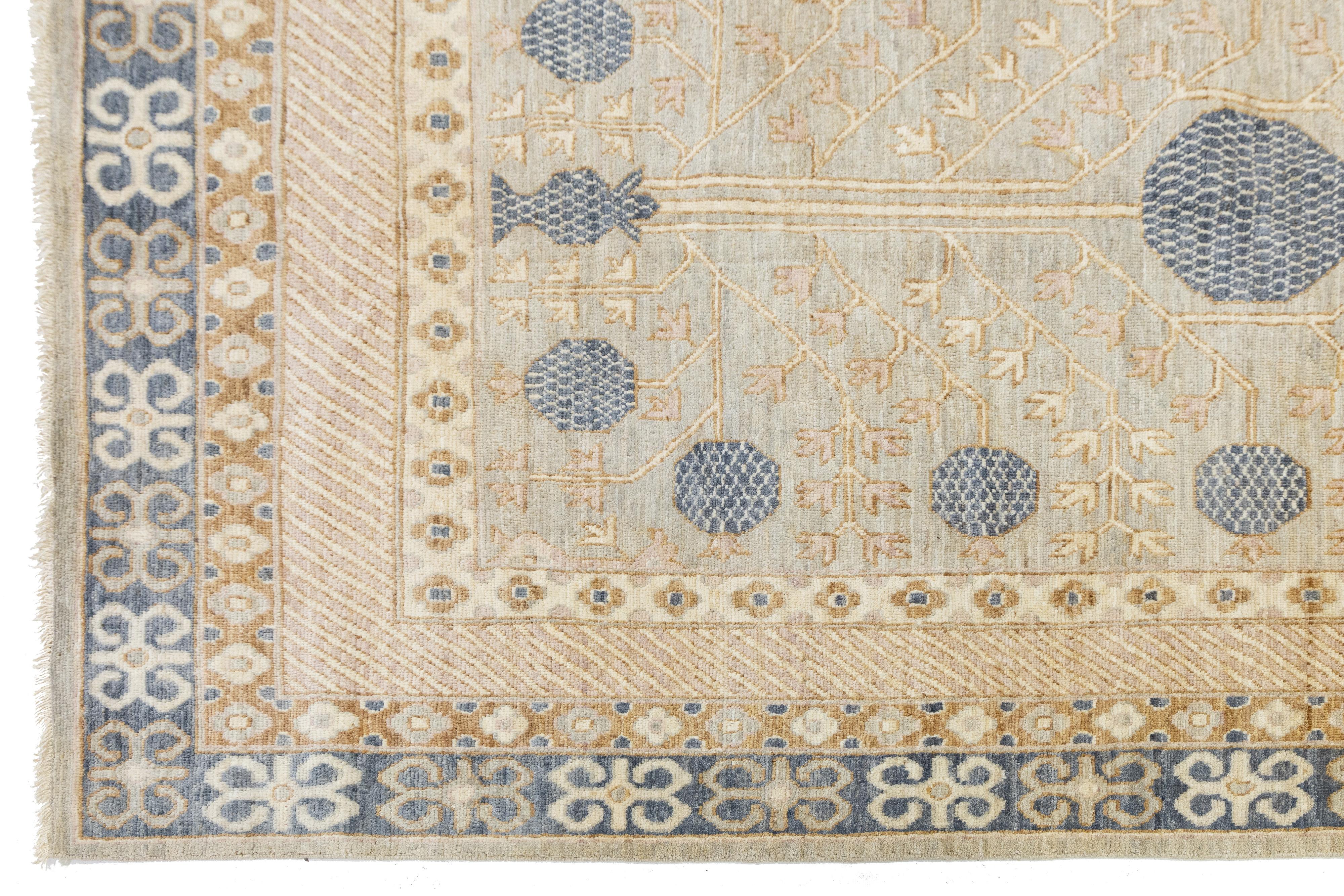 9 x 12 Zeitgenössische entworfen Khotan Stil Wolle Teppich Handmade In Light Mist Grau (21. Jahrhundert und zeitgenössisch) im Angebot