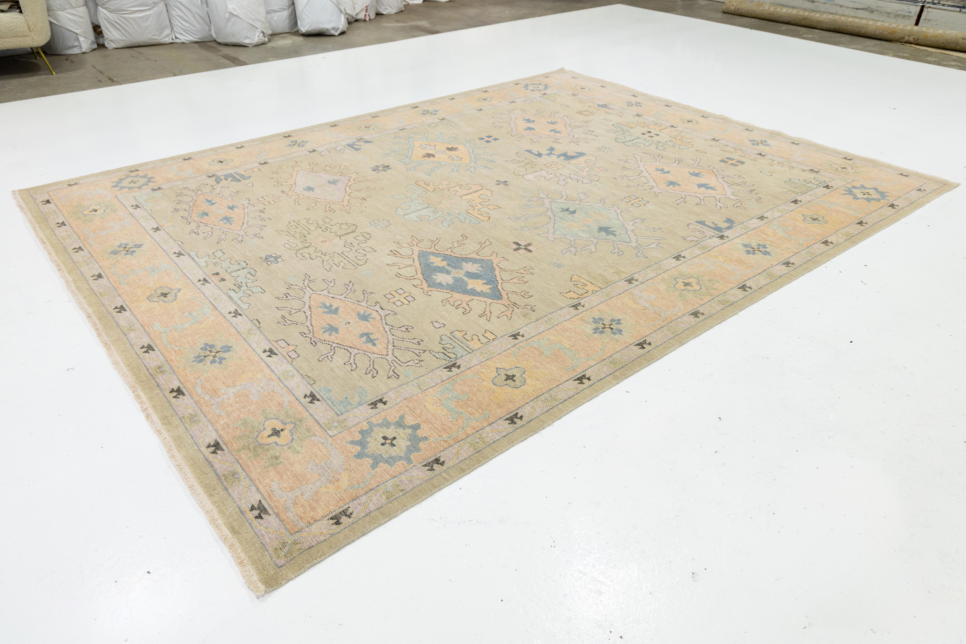 Annodato a mano 9 x 12 Tappeto di lana beige in stile Oushak floreale contemporaneo con disegno a trifoglio in vendita