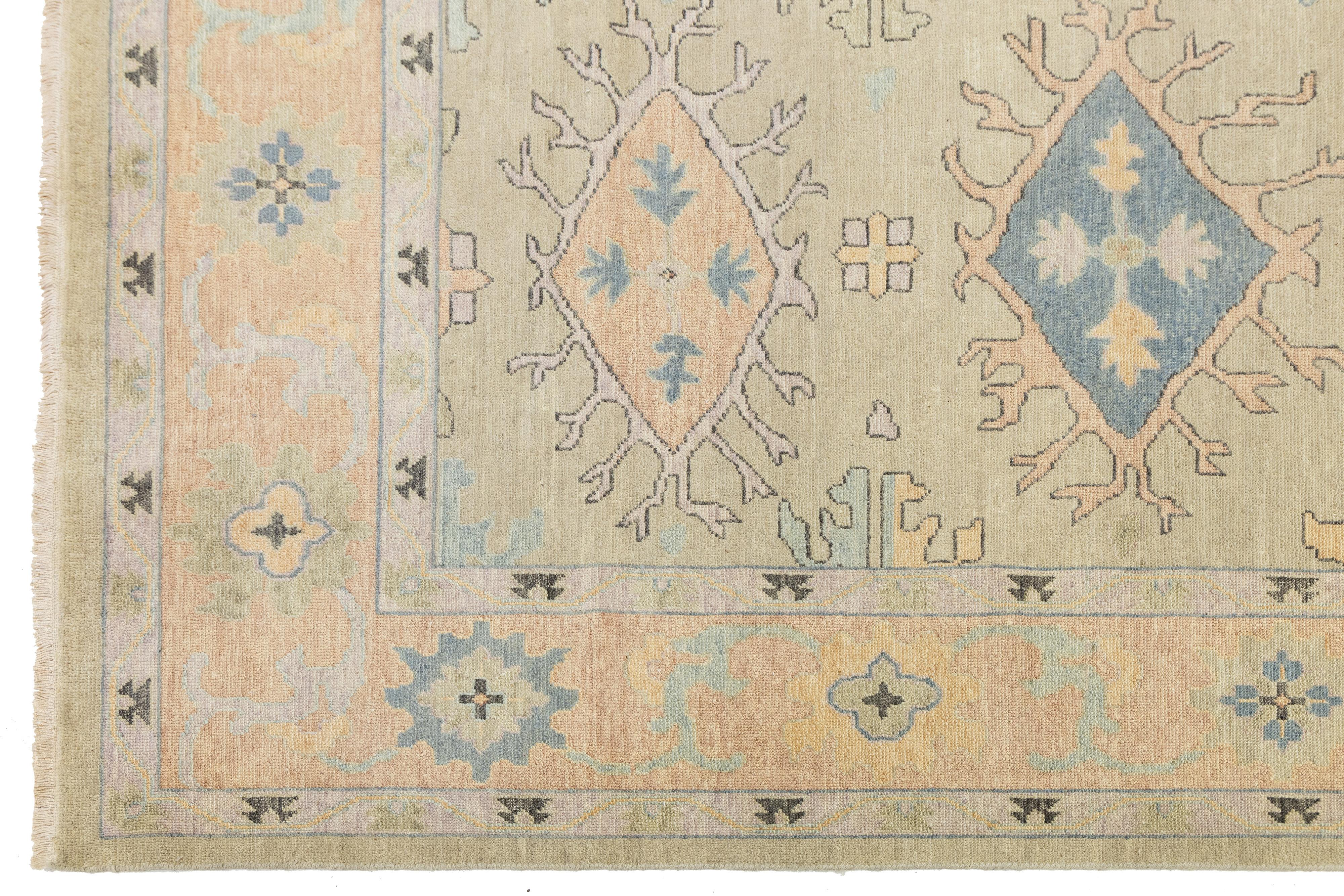 Lana 9 x 12 Tappeto di lana beige in stile Oushak floreale contemporaneo con disegno a trifoglio in vendita