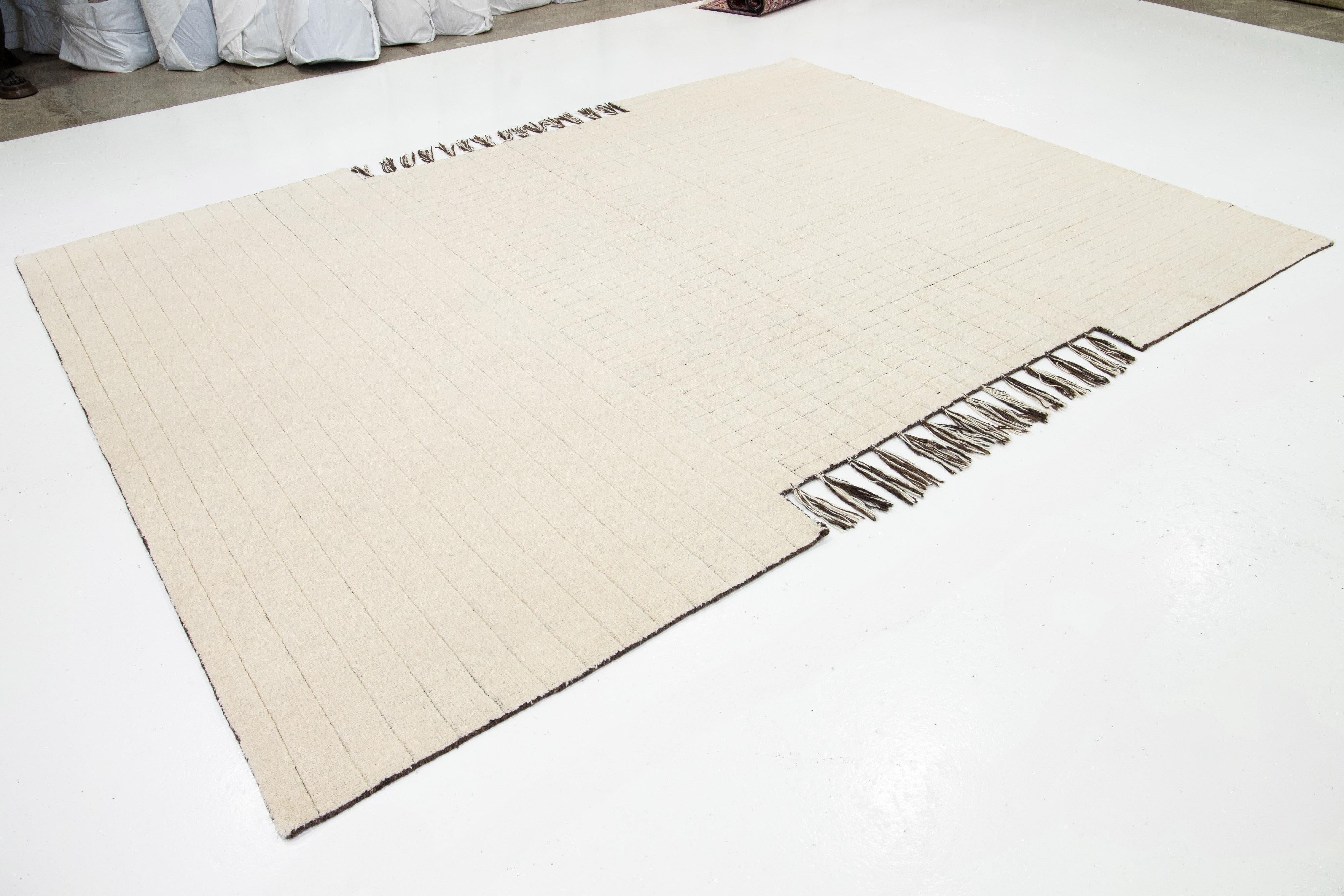 9 x 12 Zeitgenössischer marokkanischer Wollteppich in Beige mit geometrischem Design (Organische Moderne) im Angebot