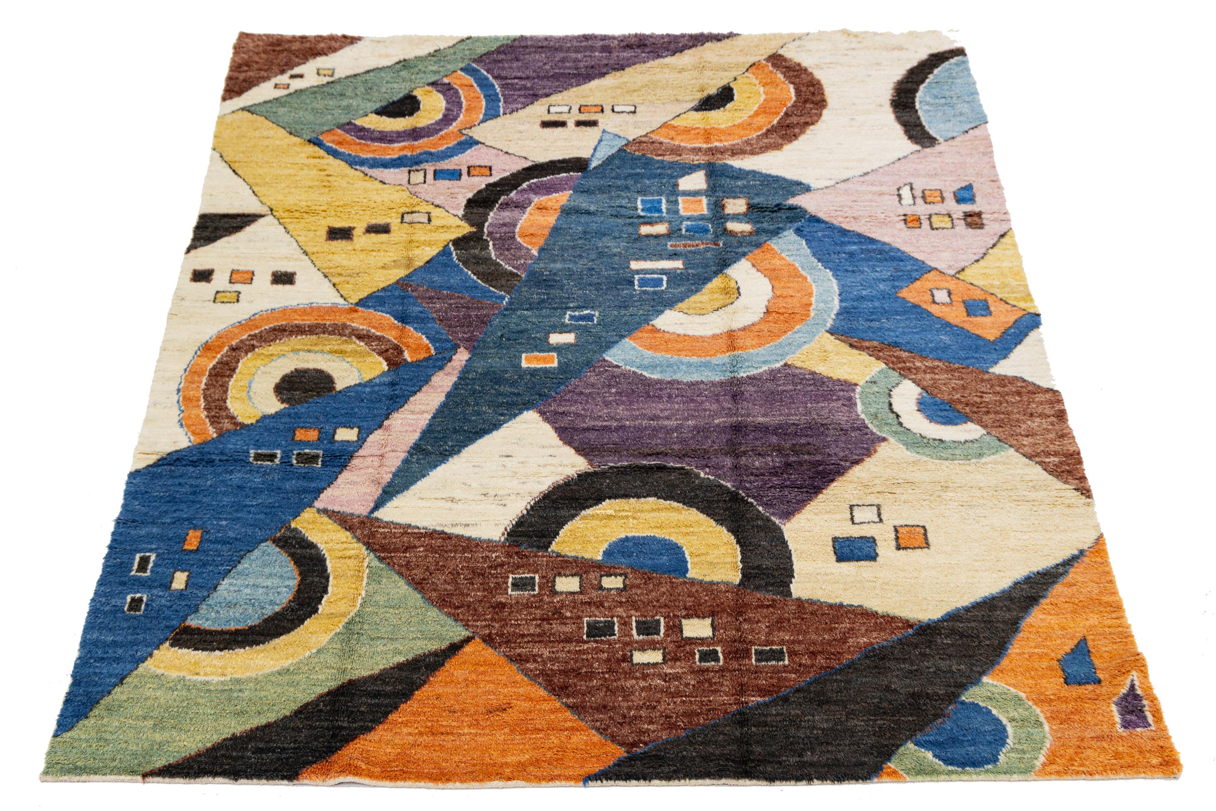 Questo tappeto in lana di ottima fattura presenta un design marocchino contemporaneo con uno sfondo multicolore. La composizione moderna è caratterizzata da un accattivante motivo art déco, che crea un effetto visivo di sicuro impatto.

Questo
