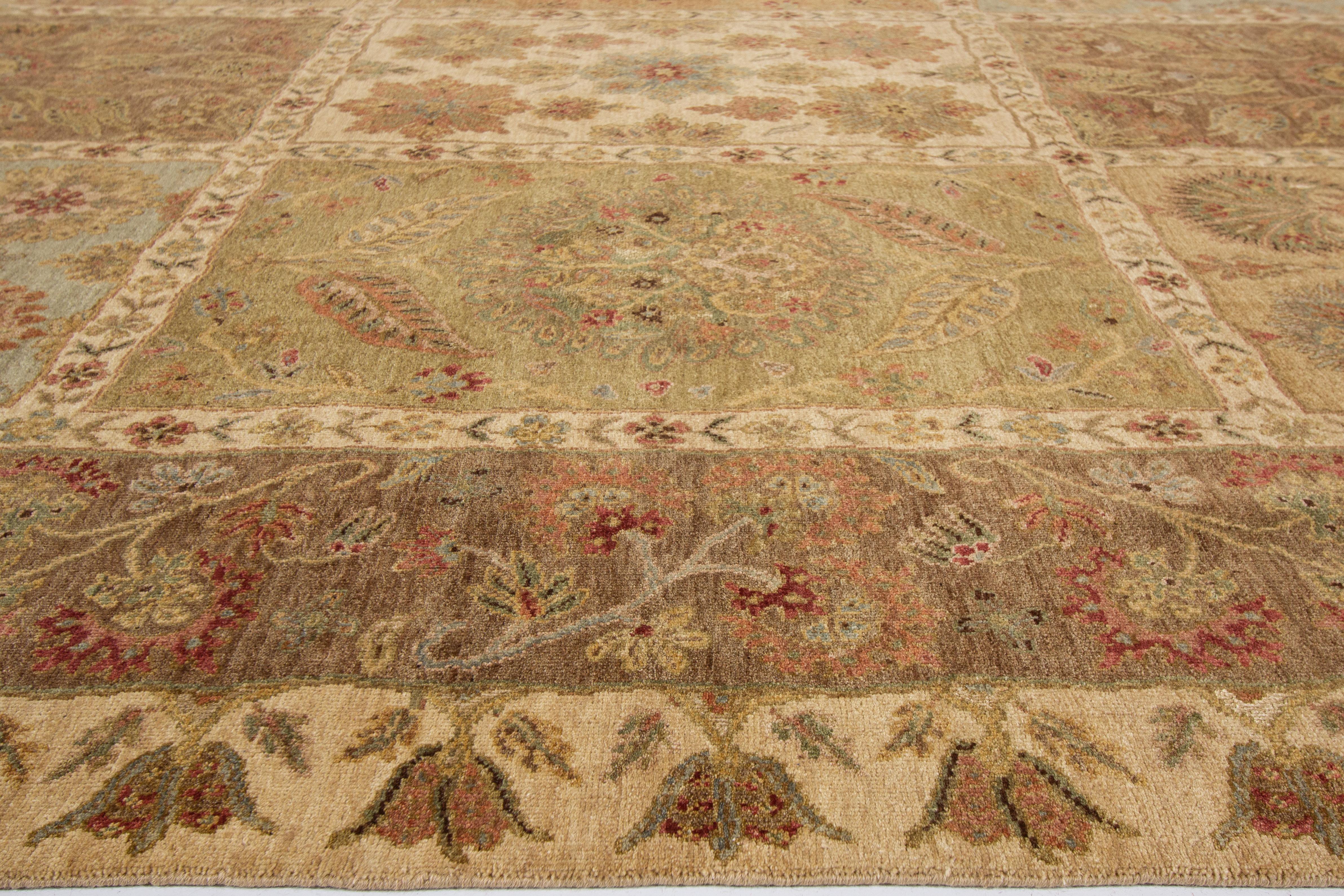 Erleben Sie die Eleganz unseres modernen, handgefertigten Wollteppichs im Oushak-Stil, der ein sattes braunes Feld mit einem komplizierten, floralen Allover-Muster aufweist. Die leuchtenden Grün-, Rot-, Hellbraun- und Blautöne sind eine wunderbare