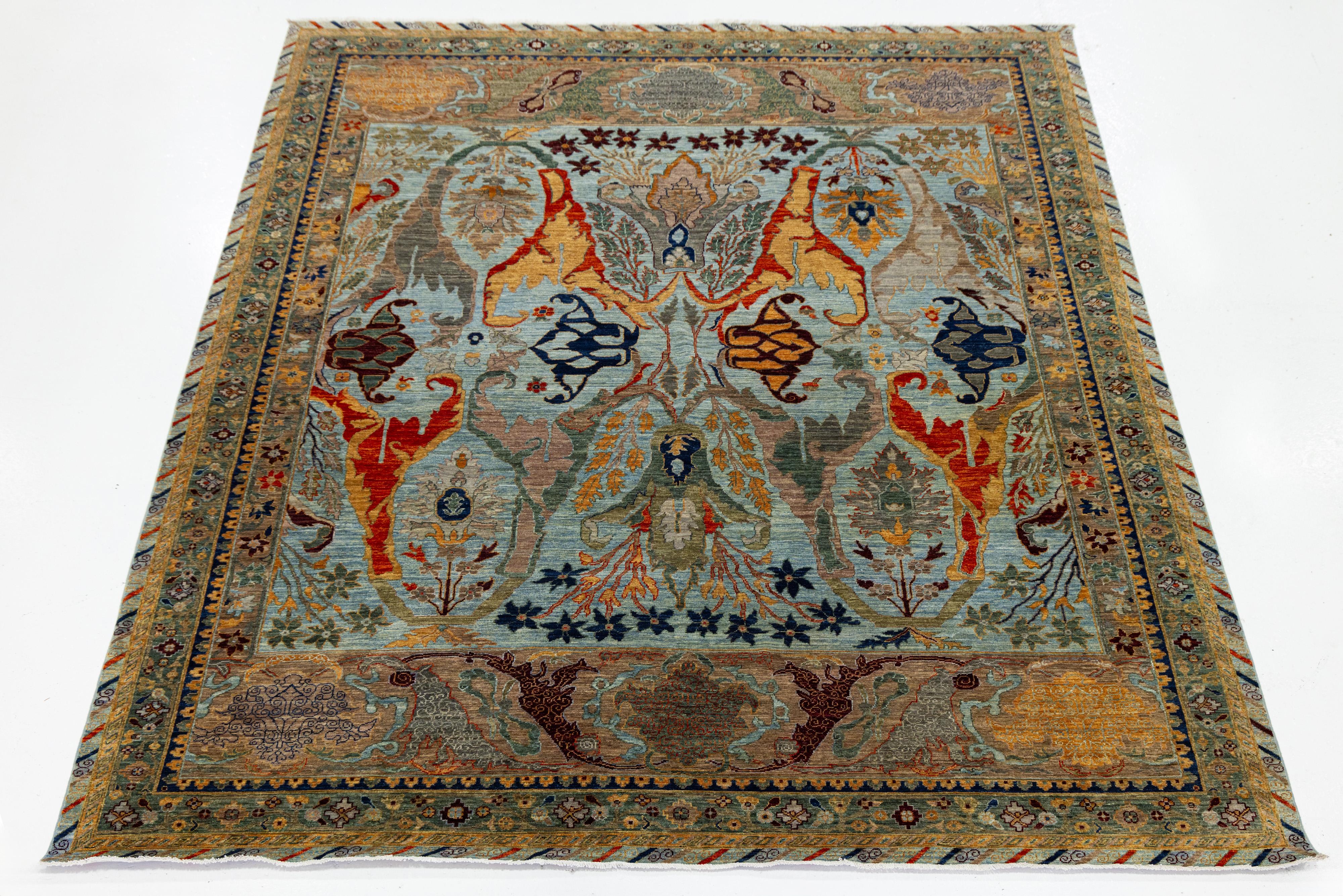 Inspiré de la tradition persane du Bidjar, ce tapis en laine présente un médaillon central et des motifs floraux en miroir dans des tons de saphir, de rubis et d'émeraude. Son tissage dense et ses accents mythiques évoquent un savoir-faire