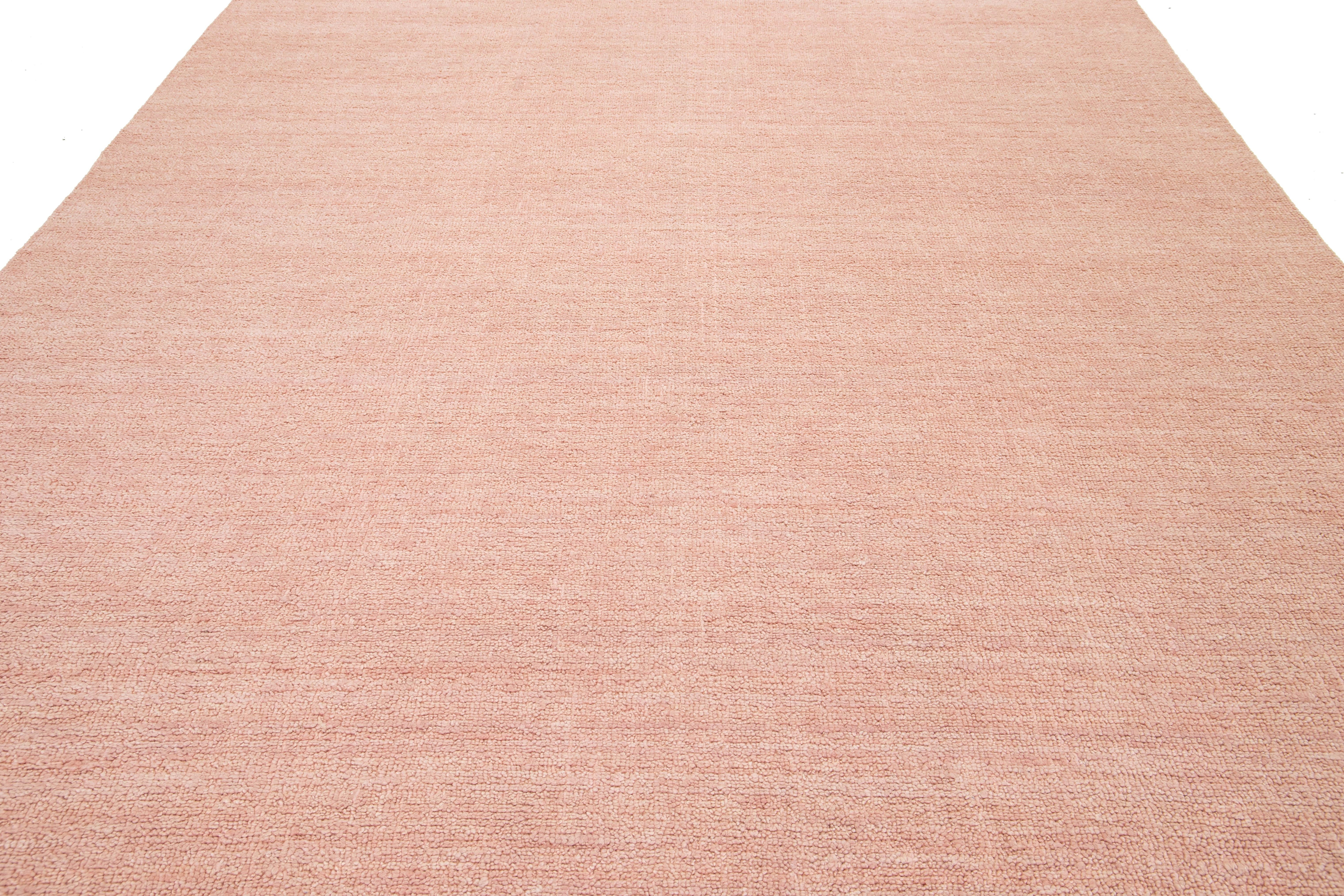 9 X 12 Alfombra moderna de lana con textura india hecha a mano en color rosa sólido Siglo XXI y contemporáneo en venta