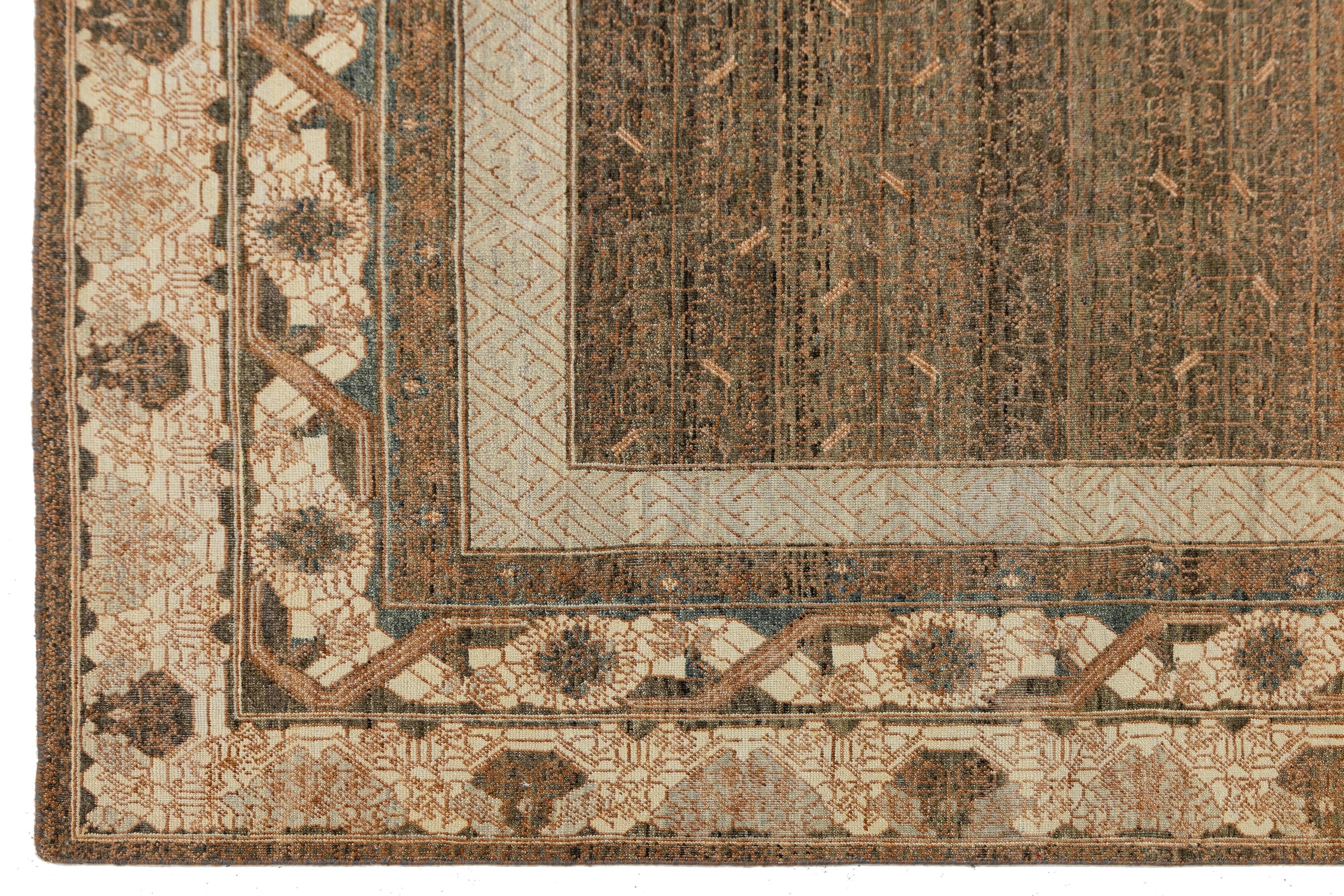 Laine 9 x 12 Tapis moderne en laine de style Khotan fait à la main en marron avec motif Allover en vente