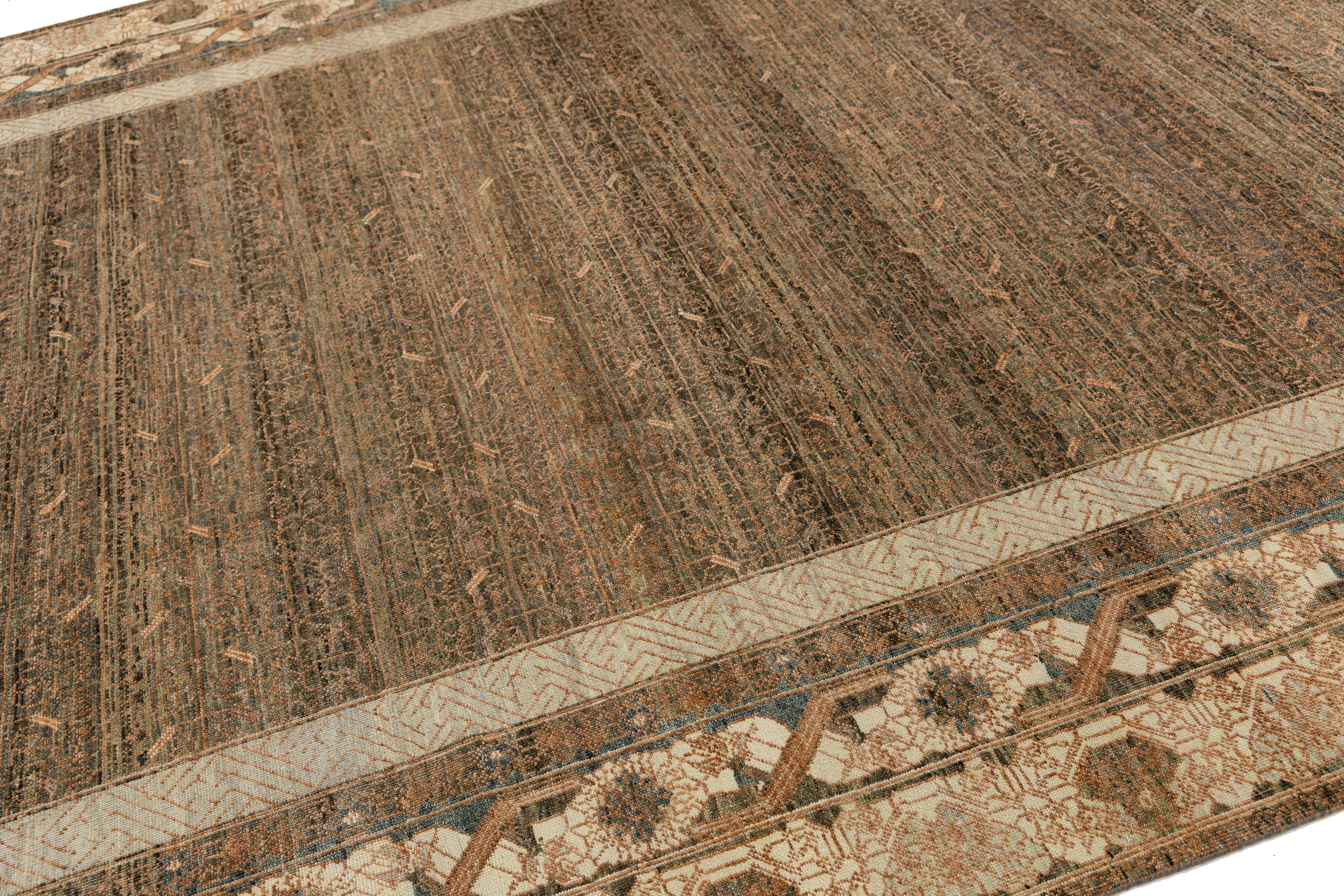 9 x 12 Tapis moderne en laine de style Khotan fait à la main en marron avec motif Allover en vente 1