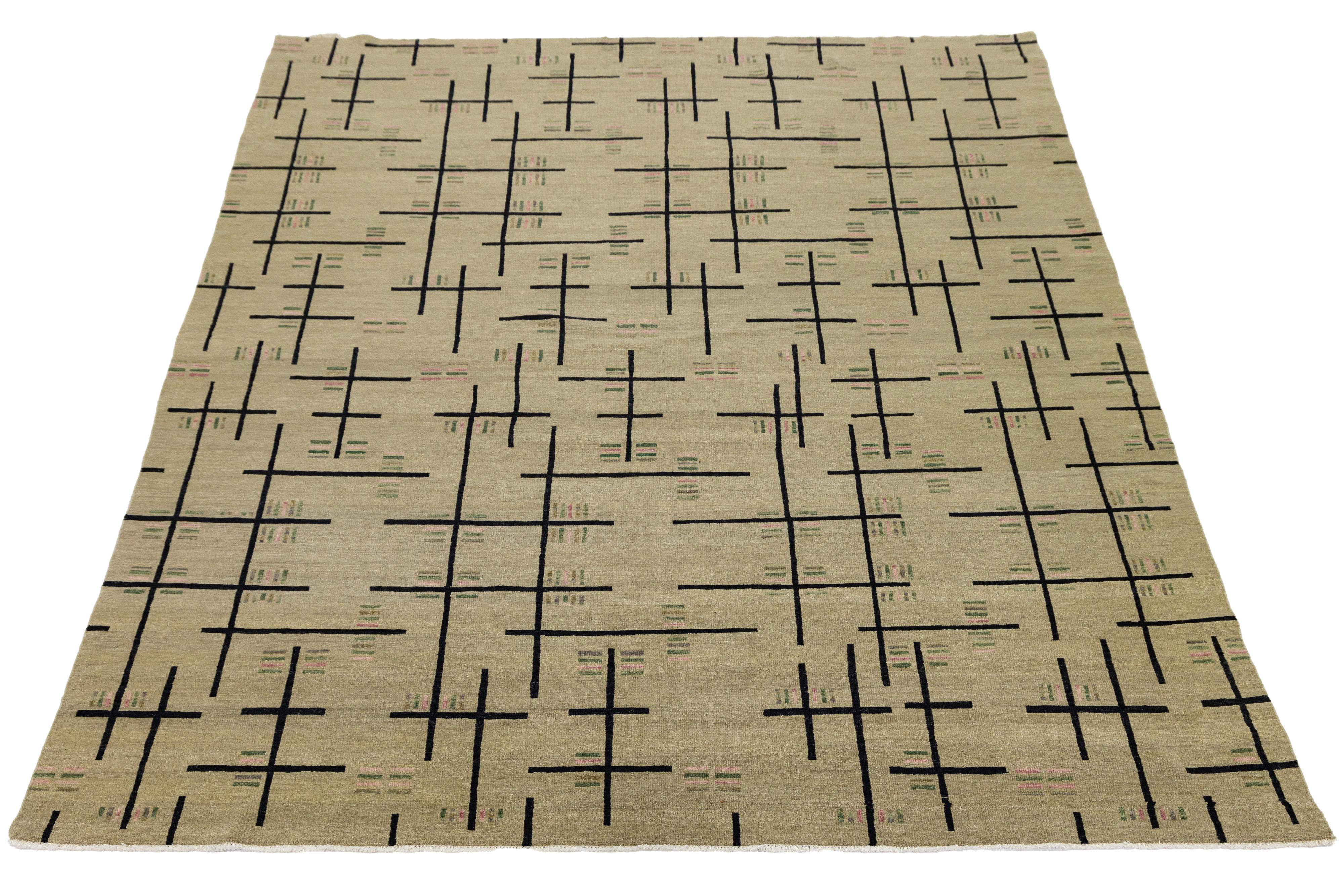 Dieser handgewebte türkische Teppich aus Wolle hat einen modernen Stil. Der Teppich zeigt ein rosafarbenes, grünes, graues und schwarzes Art-Déco-Muster auf einem hellbraunen Feld.

Dieser Teppich misst 9' x 12'.


