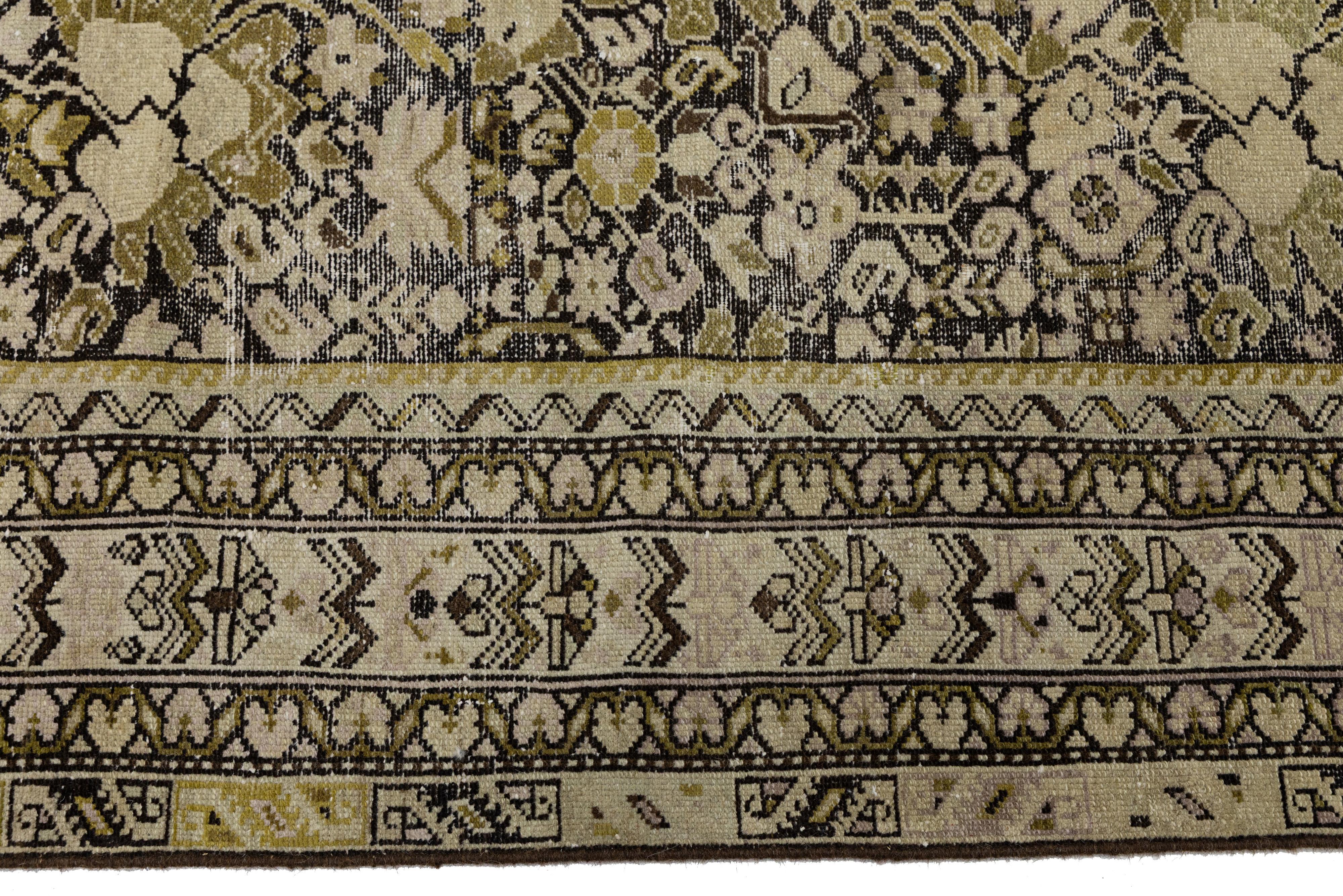 9 x 17 Tappeto antico in lana Malayer in marrone tenue con reticolo floreale persiano in vendita 4