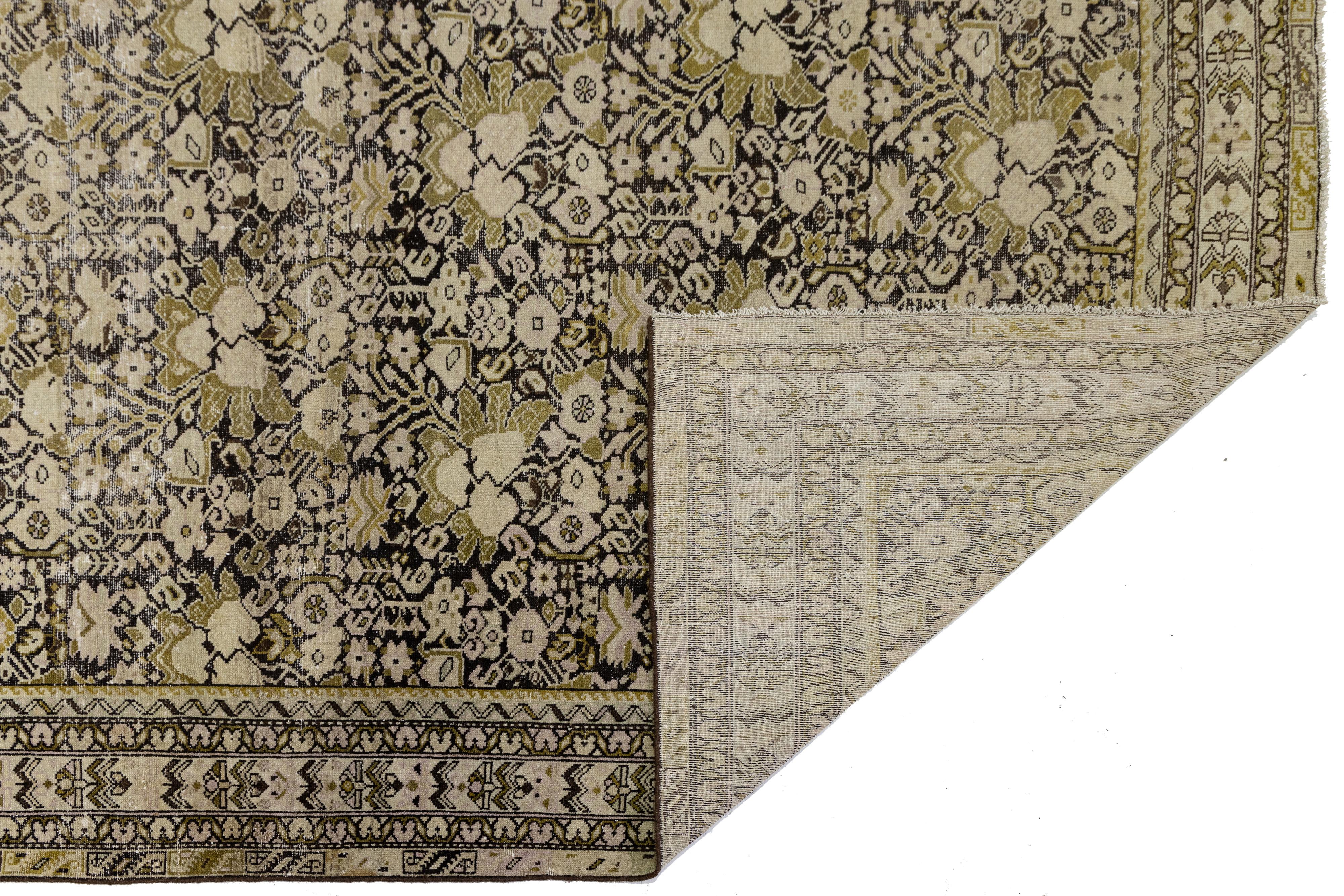 Persiano 9 x 17 Tappeto antico in lana Malayer in marrone tenue con reticolo floreale persiano in vendita