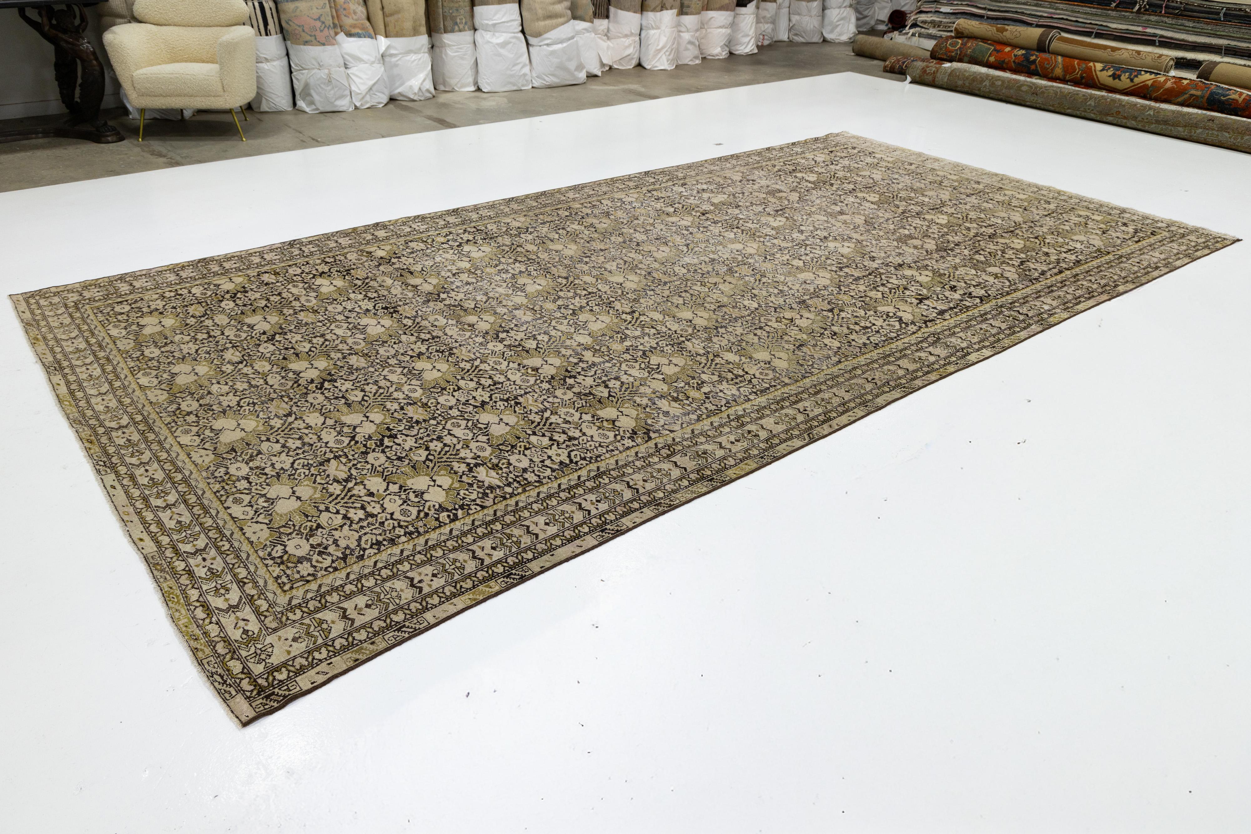 Annodato a mano 9 x 17 Tappeto antico in lana Malayer in marrone tenue con reticolo floreale persiano in vendita