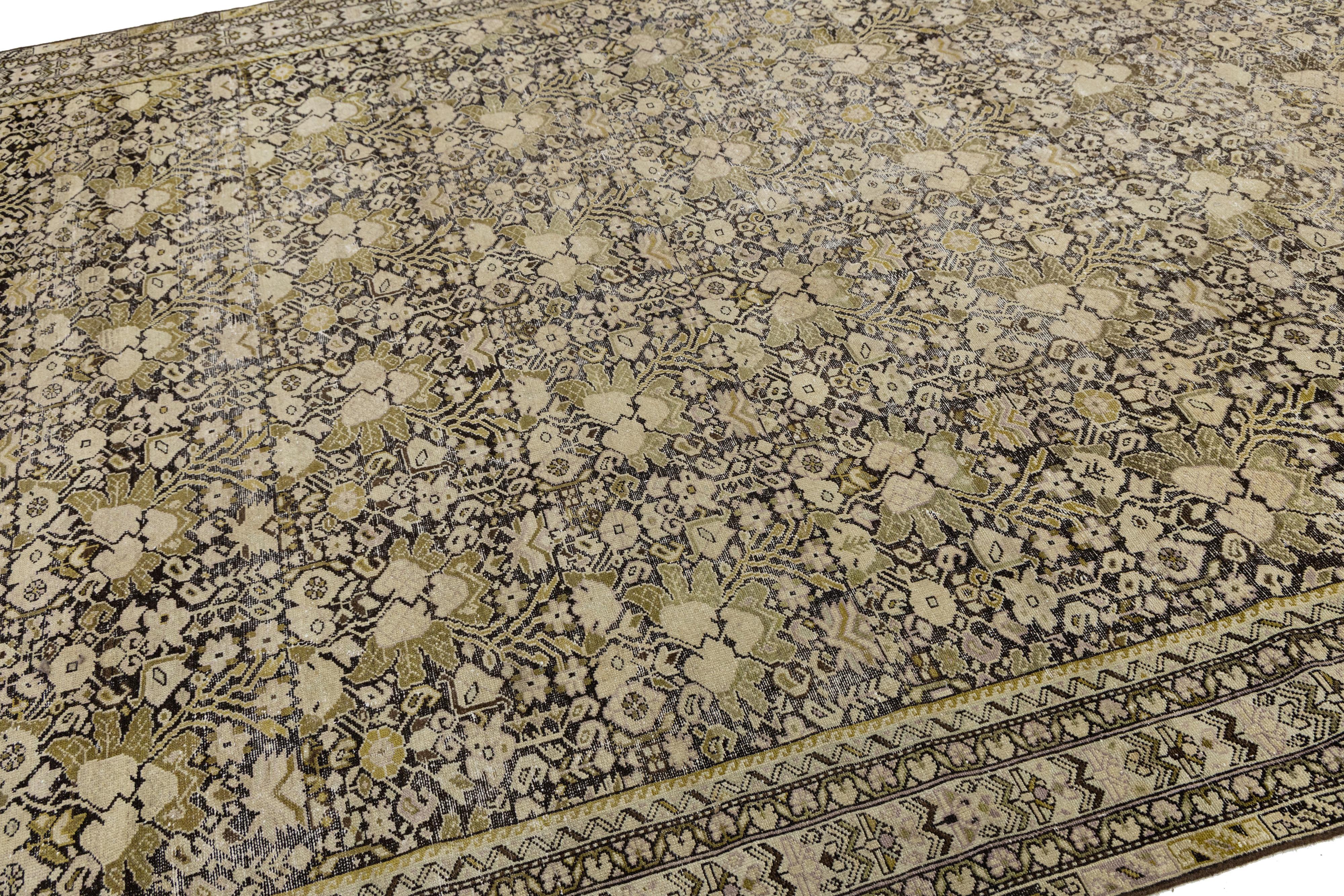 9 x 17 Tappeto antico in lana Malayer in marrone tenue con reticolo floreale persiano In condizioni buone in vendita a Norwalk, CT