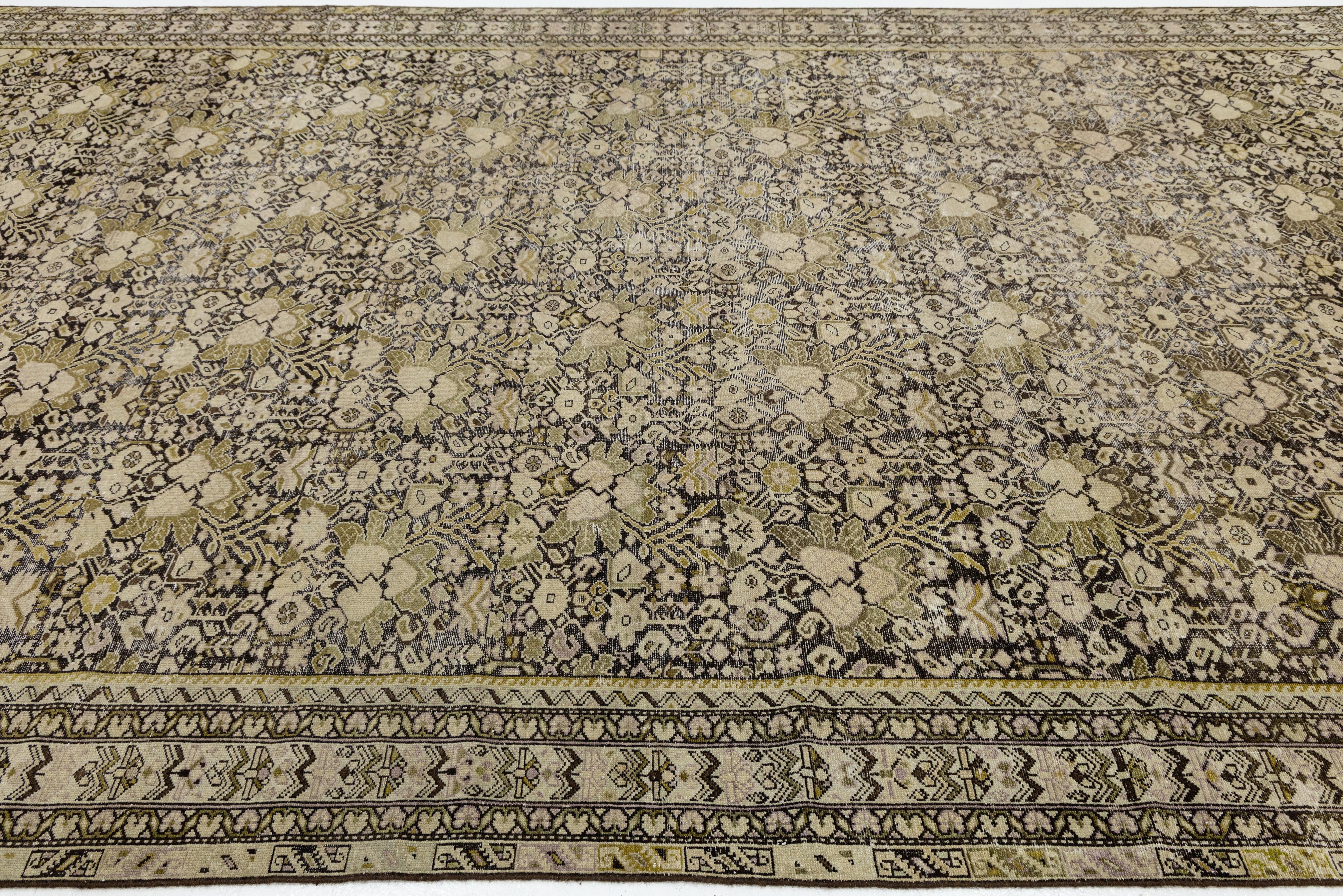 XX secolo 9 x 17 Tappeto antico in lana Malayer in marrone tenue con reticolo floreale persiano in vendita