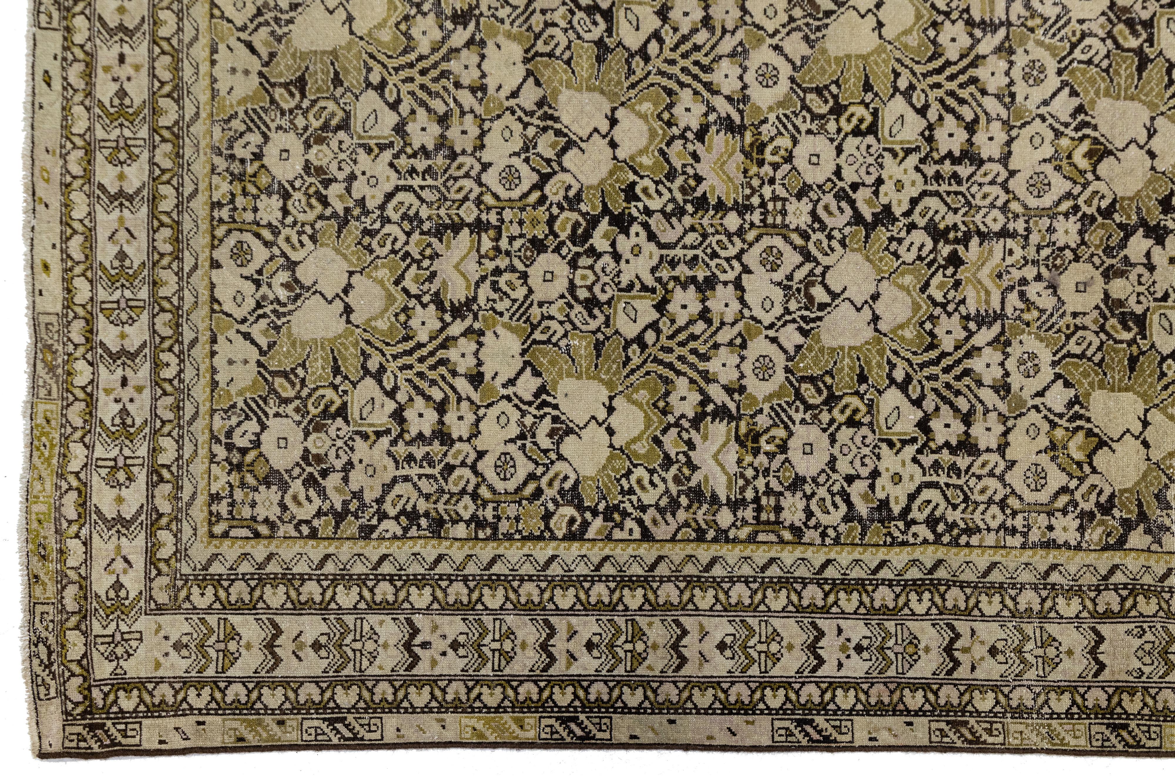 Lana 9 x 17 Tappeto antico in lana Malayer in marrone tenue con reticolo floreale persiano in vendita