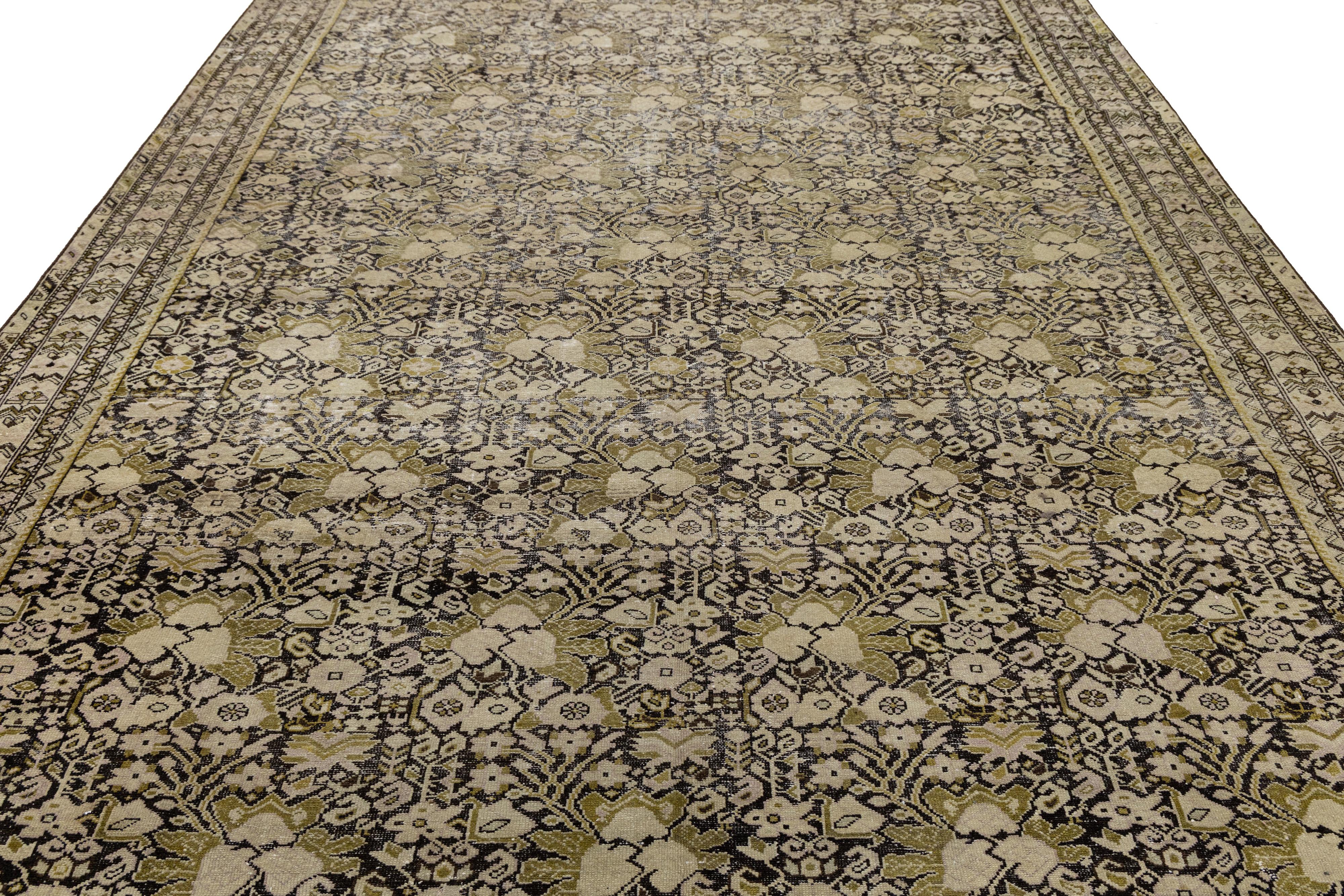 9 x 17 Tappeto antico in lana Malayer in marrone tenue con reticolo floreale persiano in vendita 1