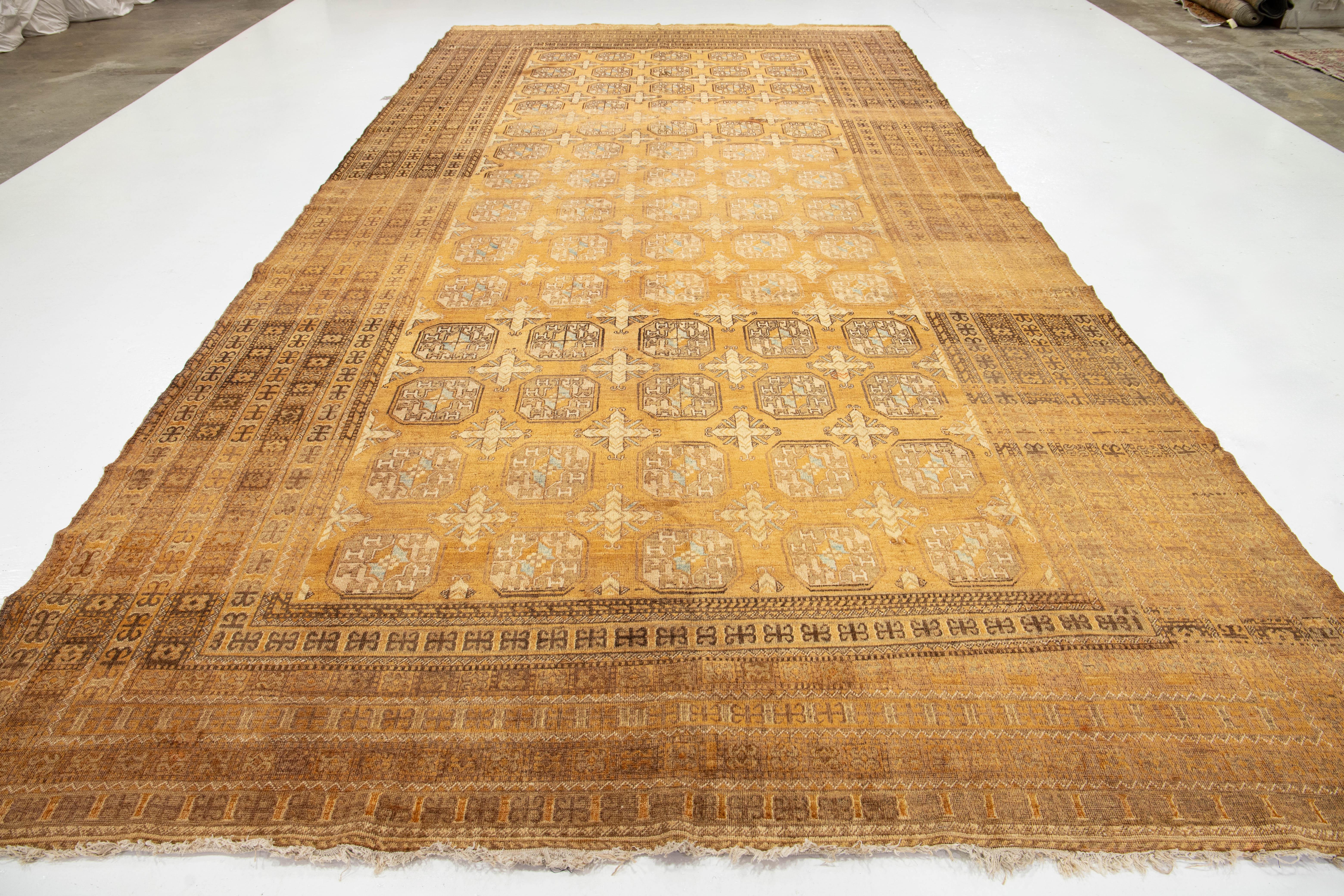 9 x 17 Ancien tapis turkmène en laine persane Tan avec motif Gul en vente 2