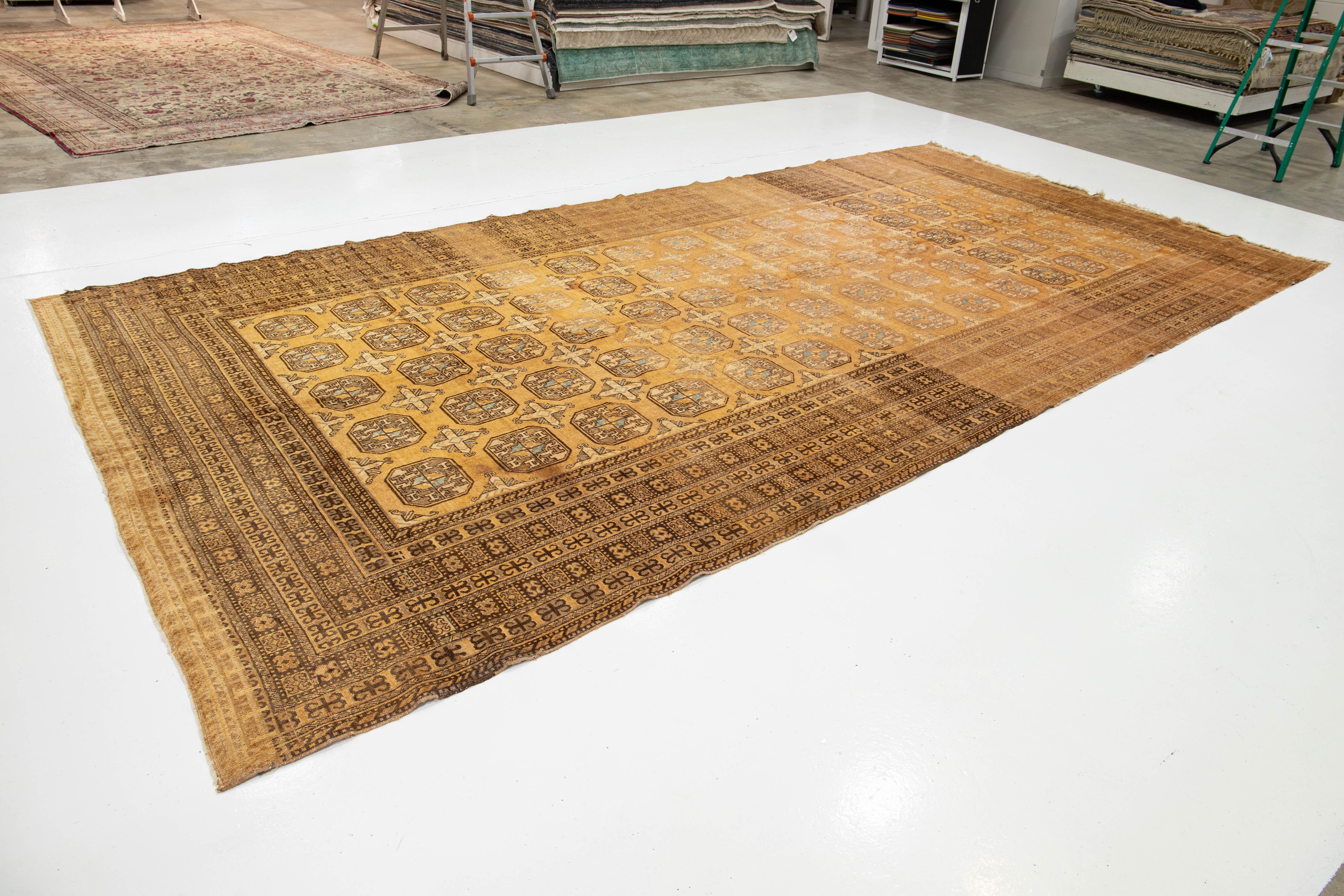 Islamique 9 x 17 Ancien tapis turkmène en laine persane Tan avec motif Gul en vente