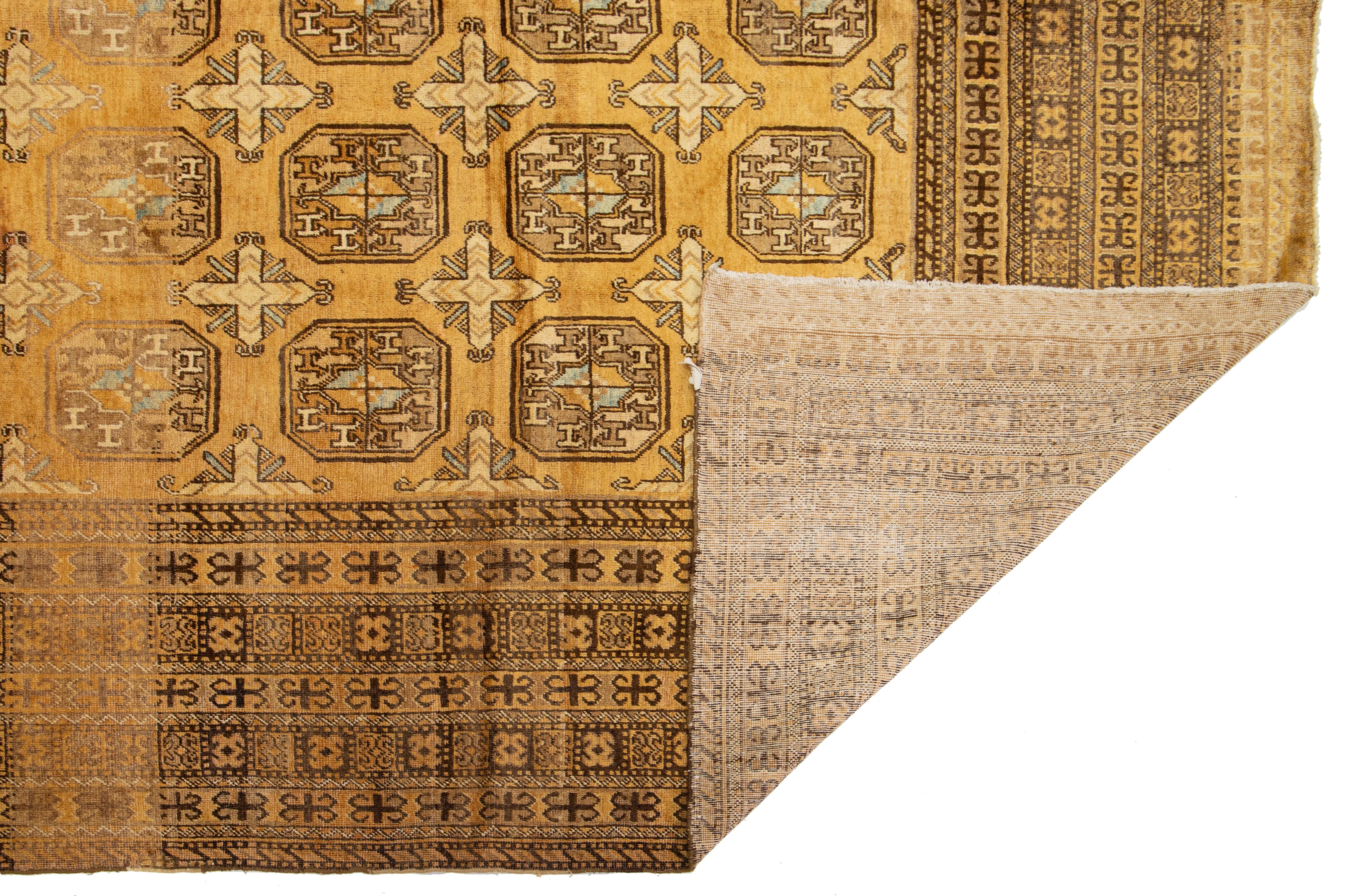 Afghan 9 x 17 Ancien tapis turkmène en laine persane Tan avec motif Gul en vente
