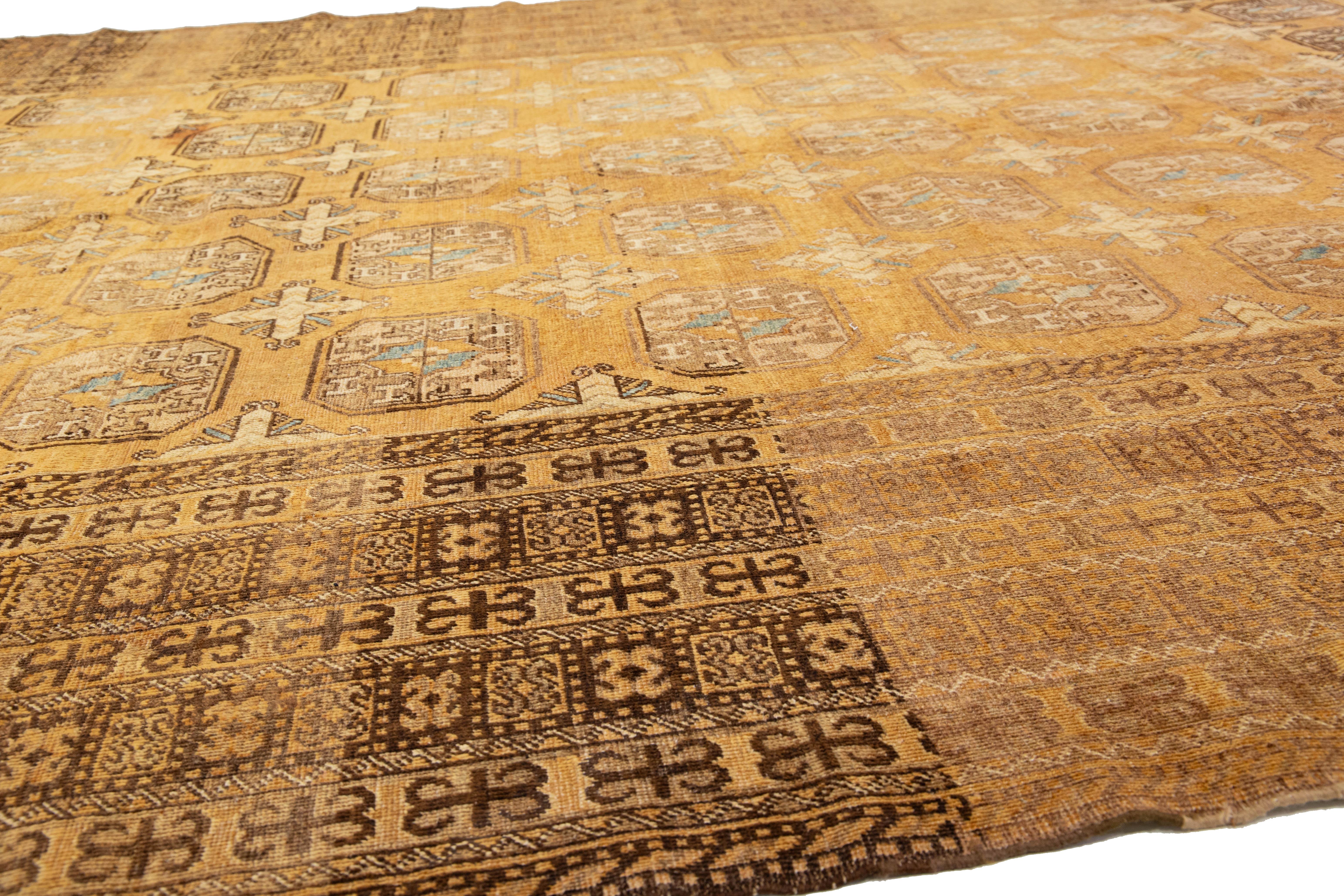 Noué à la main 9 x 17 Ancien tapis turkmène en laine persane Tan avec motif Gul en vente