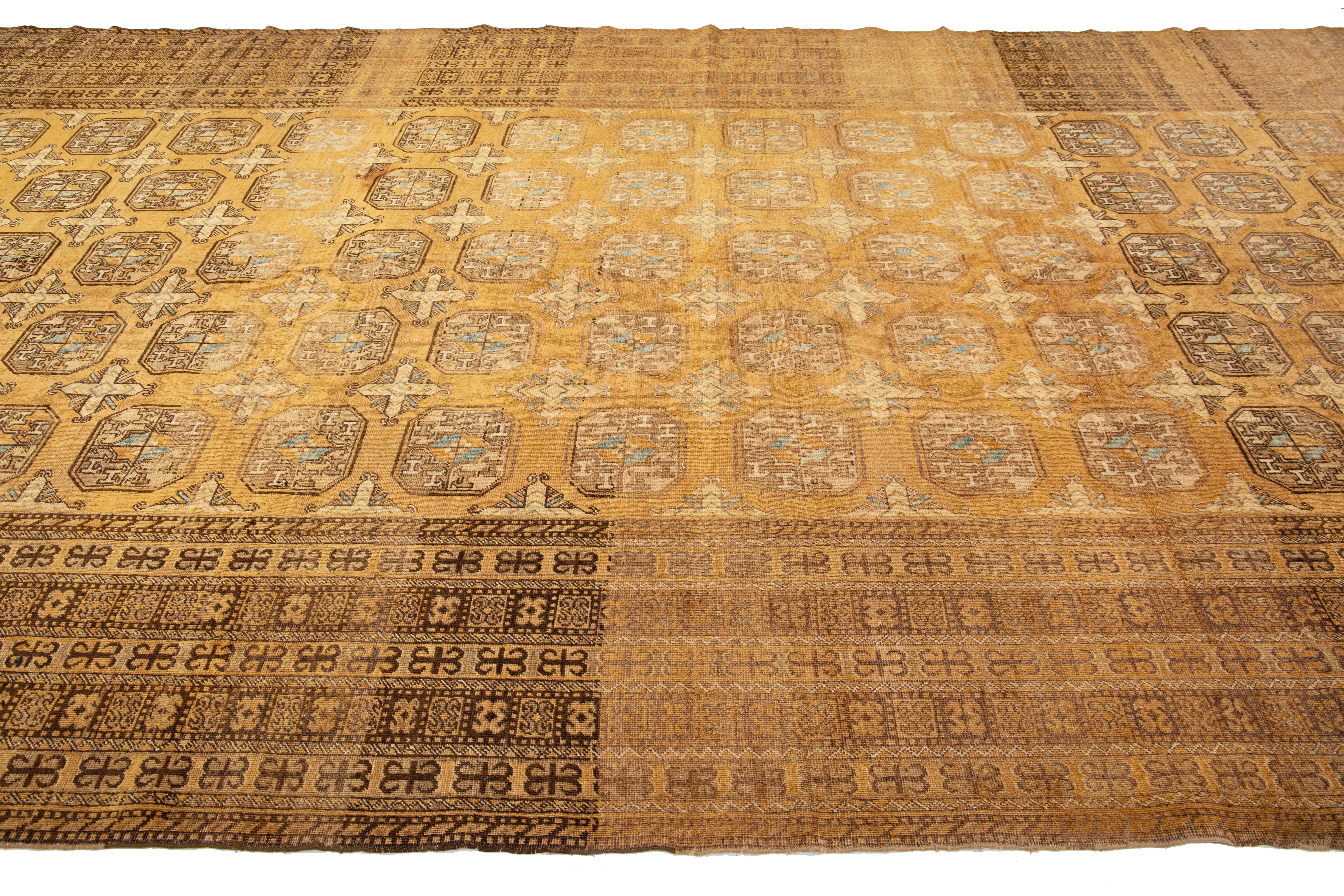 9 x 17 Ancien tapis turkmène en laine persane Tan avec motif Gul Excellent état - En vente à Norwalk, CT